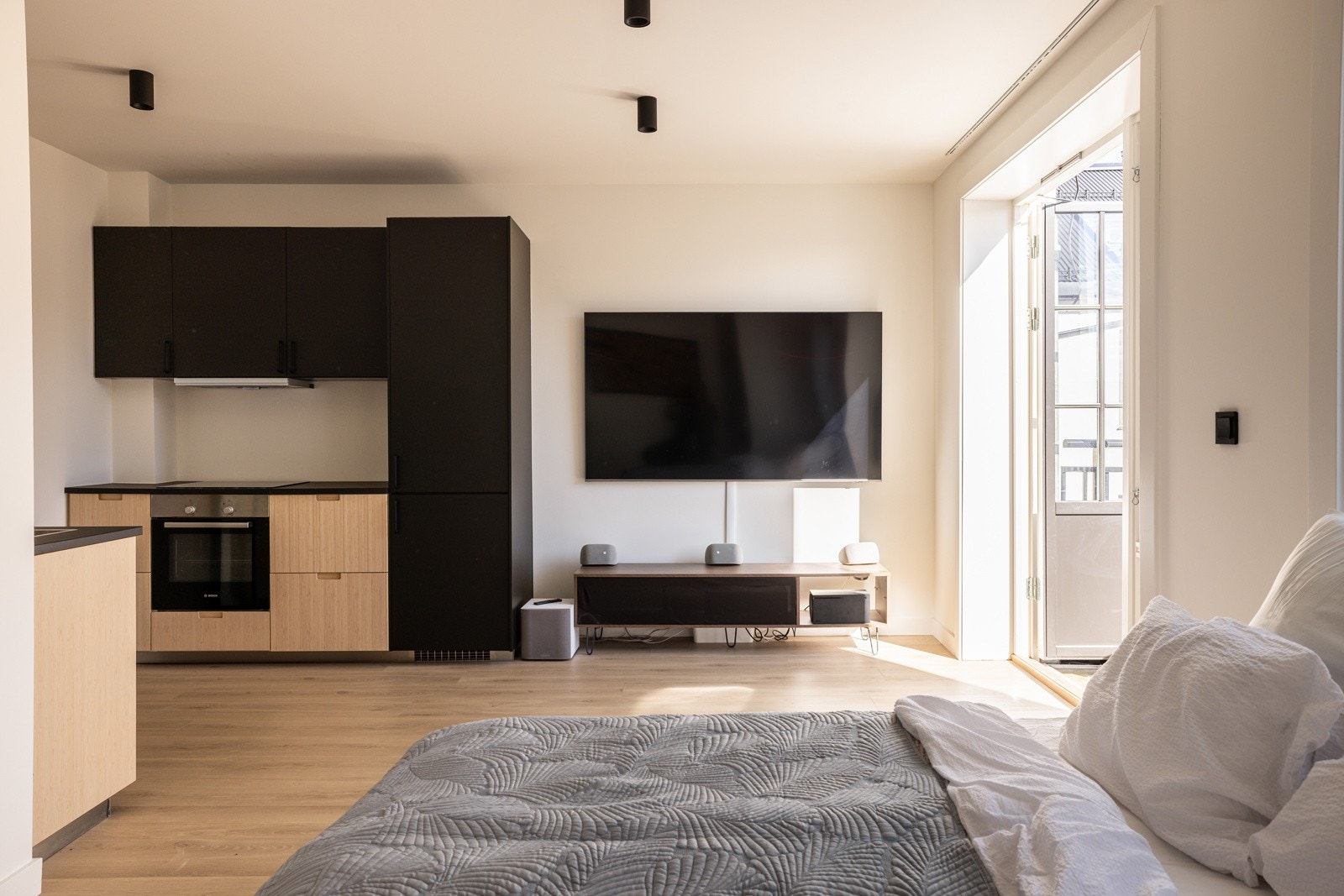 Kjøkkenet er fra IKEA (2023) med slette fronter, laminatbenkeplate og ståloppvaskkum. Det er integrert stekeovn, kjøleskap og oppvaskmaskin Galleribilde