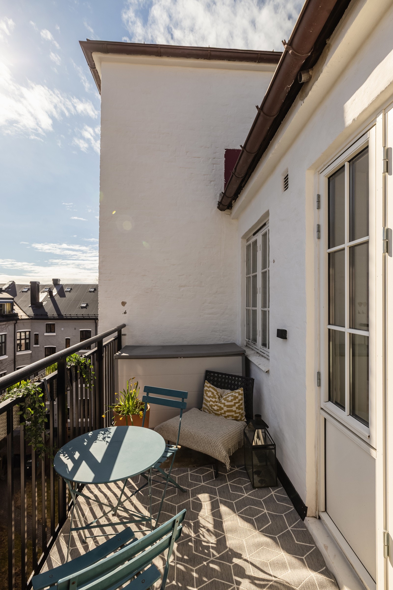 Her er det plass til utemøbler, grill og beplantning, med sol frem til ca. kl. 16 på sommeren. Galleribilde