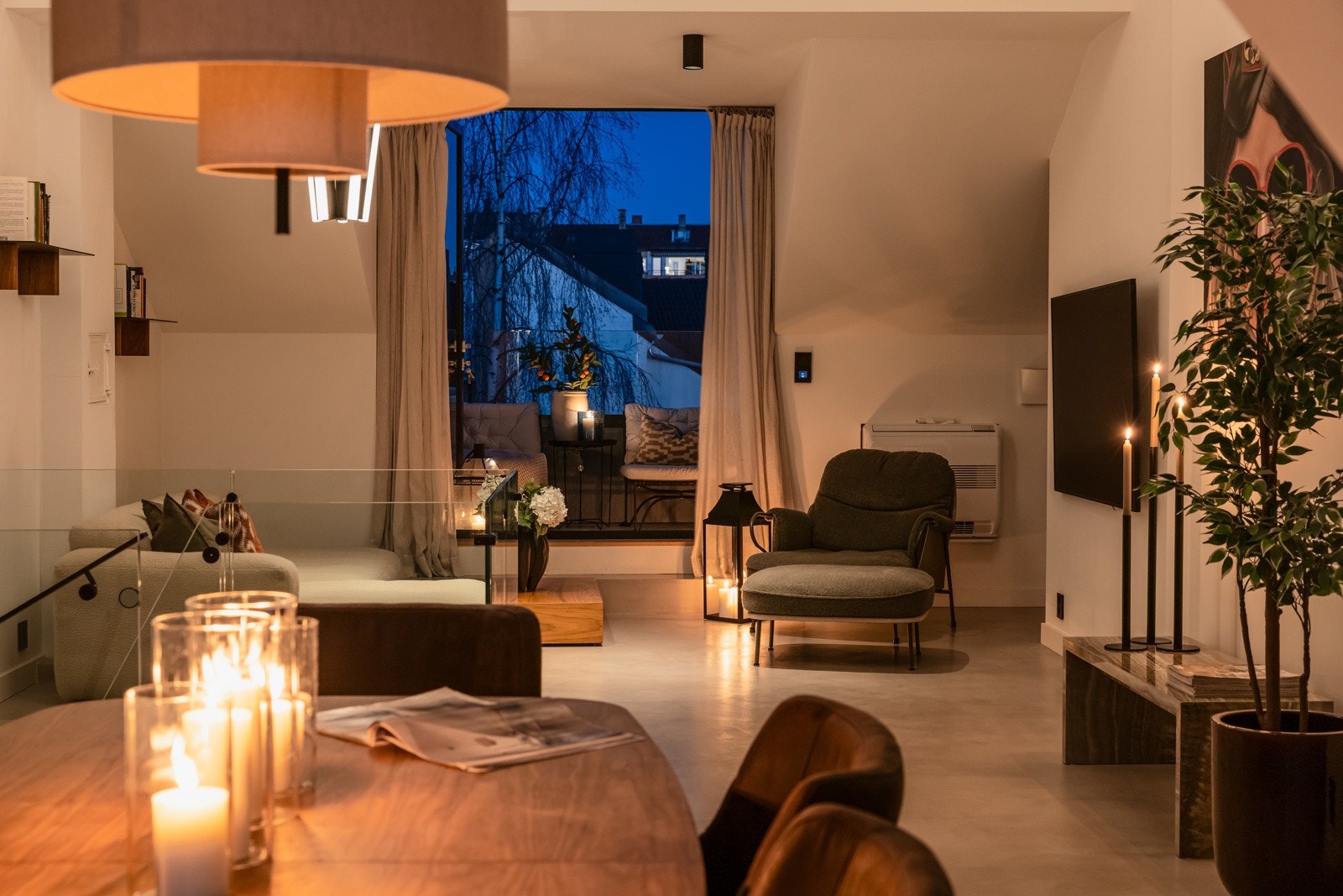 Leiligheten ble designet av L'Appartement i 2023, og fremstår med gjennomførte løsninger i alle rom. Galleribilde