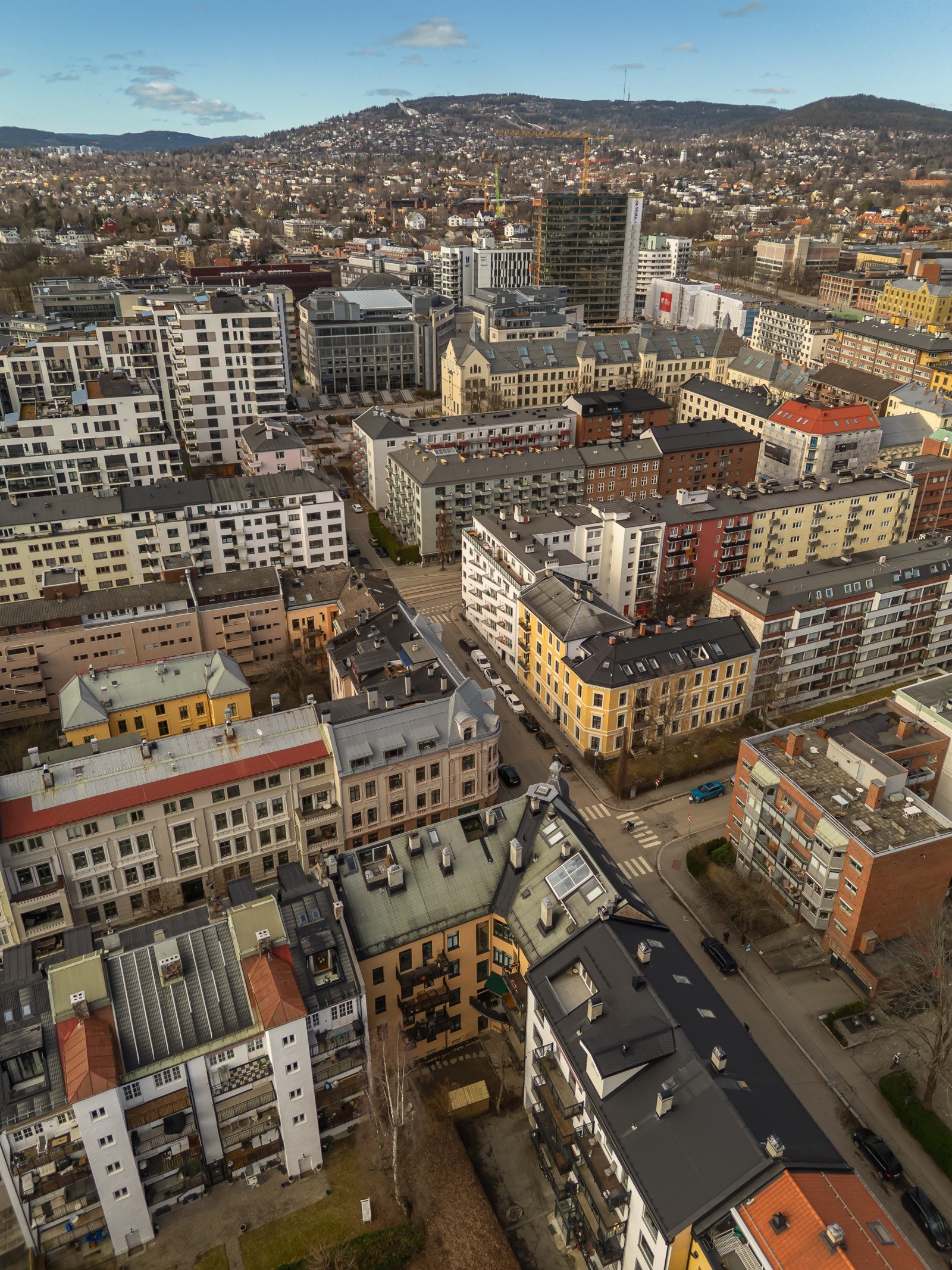 Bogstadveien, kanskje Norges beste handlegate ligger rett ved leiligheten. Galleribilde