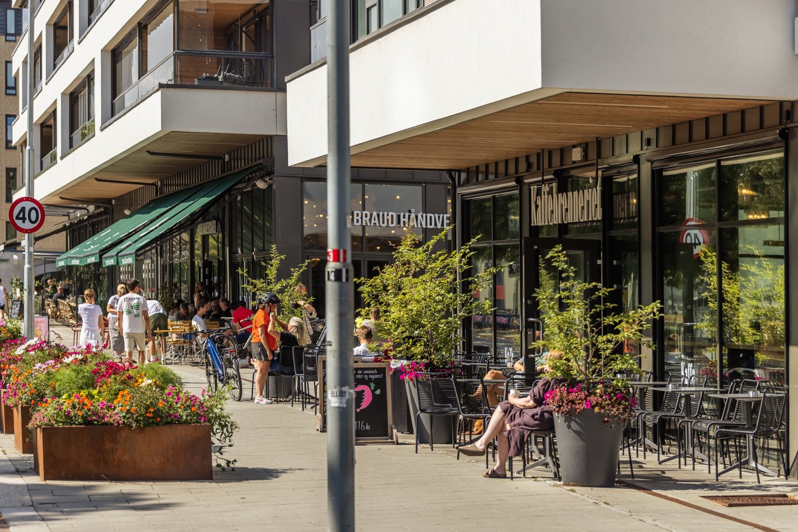 Hyggelig kaffer og spiseplasser finner du rett på andre siden av veien i Middelthunet. Galleribilde
