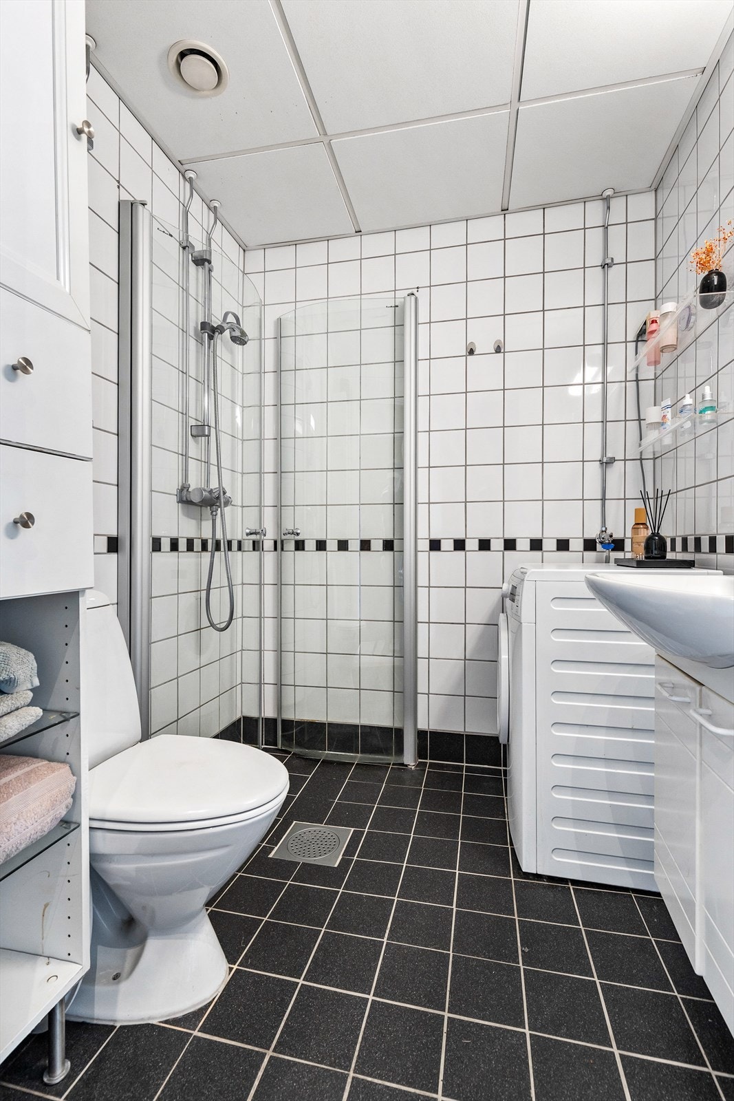 Det er både plass og opplegg for vaskemaskin og tørketrommel. Mekanisk avtrekk sørger for god ventilasjon. Galleribilde