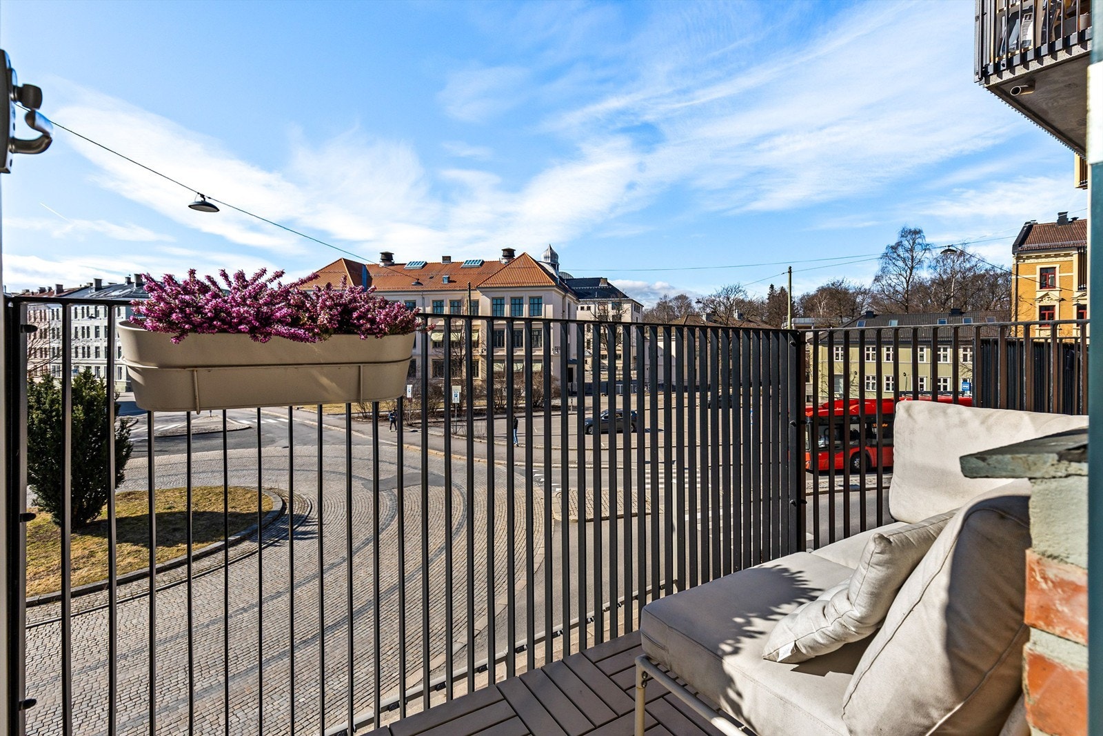 Fra stuen er det direkte utgang til en sydvestvendt balkong på ca. 3 m² med plass til en sittegruppe. Galleribilde