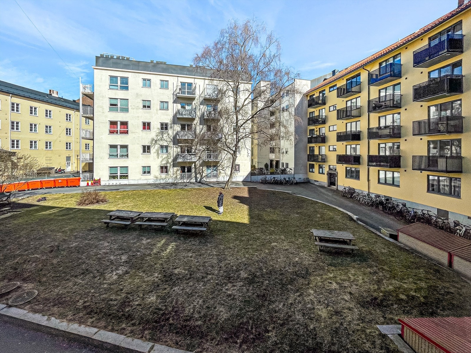 Velkommen til et svært veldrevet borettslag, som har et trivelig og skjermet gårdsrom med sittegrupper og gressplen. Galleribilde