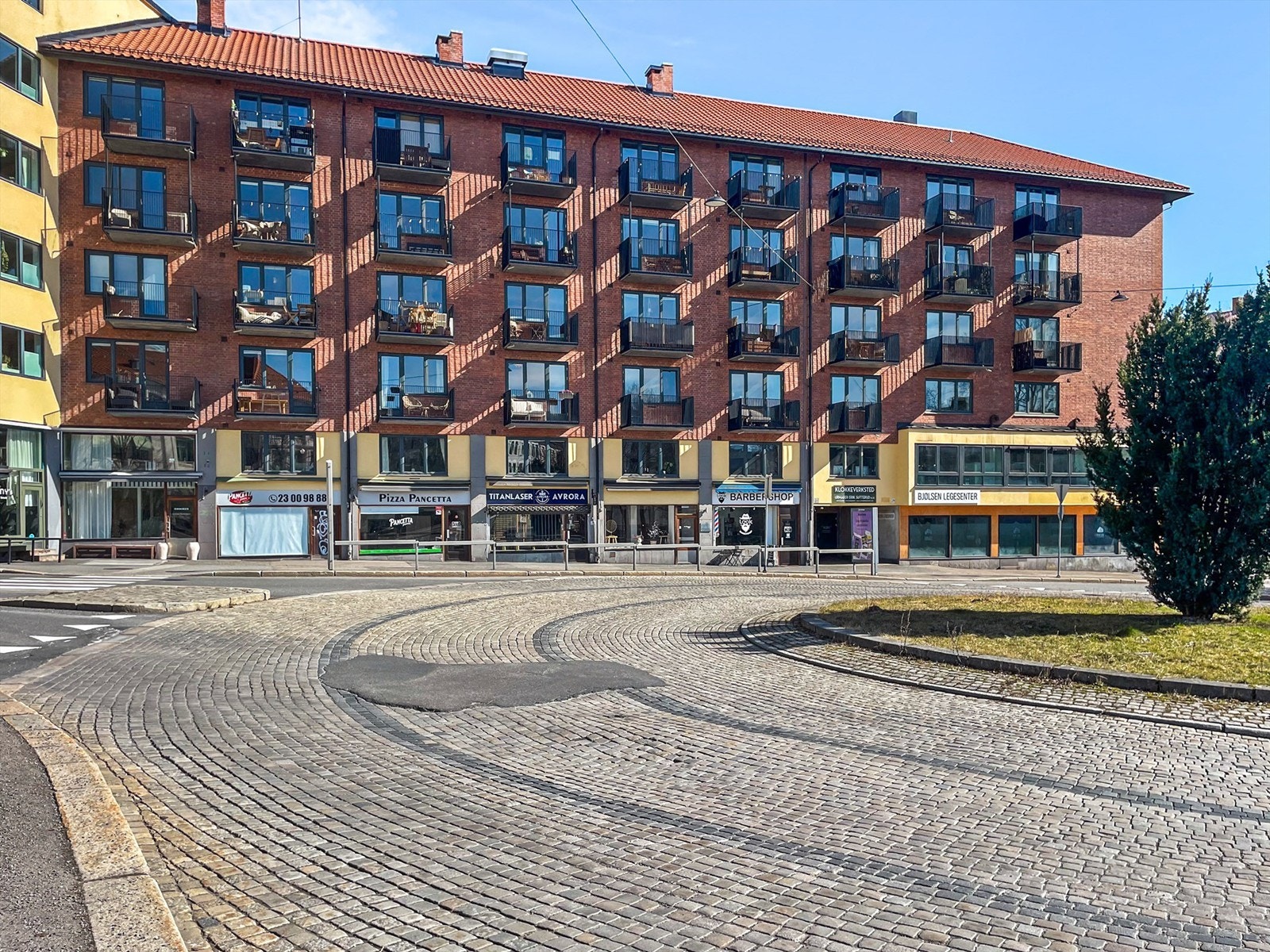 Leiligheten ligger i en klassisk bygård fra 1958. Det medfølger to boder, en på loft og en i kjeller. Borettslaget har mange tilhørende næringslokaler som leies ut, og sikrer god økonomi for borettslaget. Galleribilde
