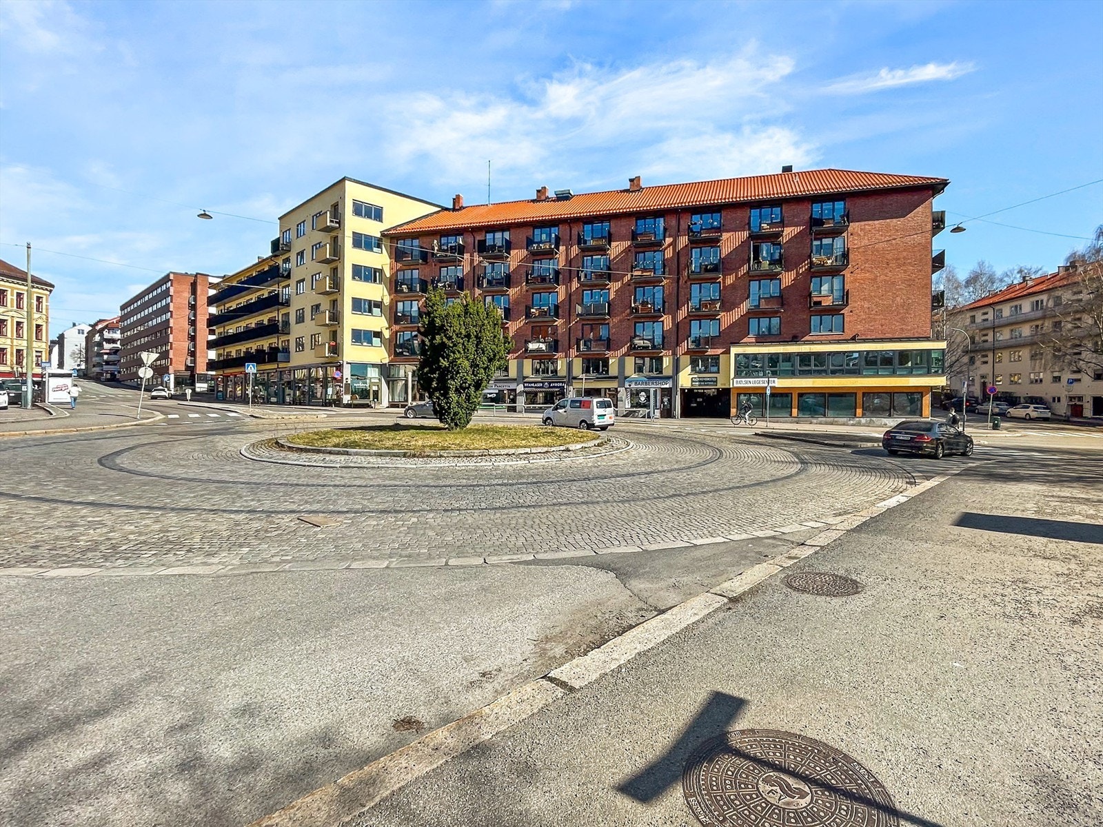 Området har et svært godt kollektivtilbud. Bussholdeplassen Advokat Dehlis plass er kun ett minutt unna, med avganger for linje 37 og 54. Galleribilde