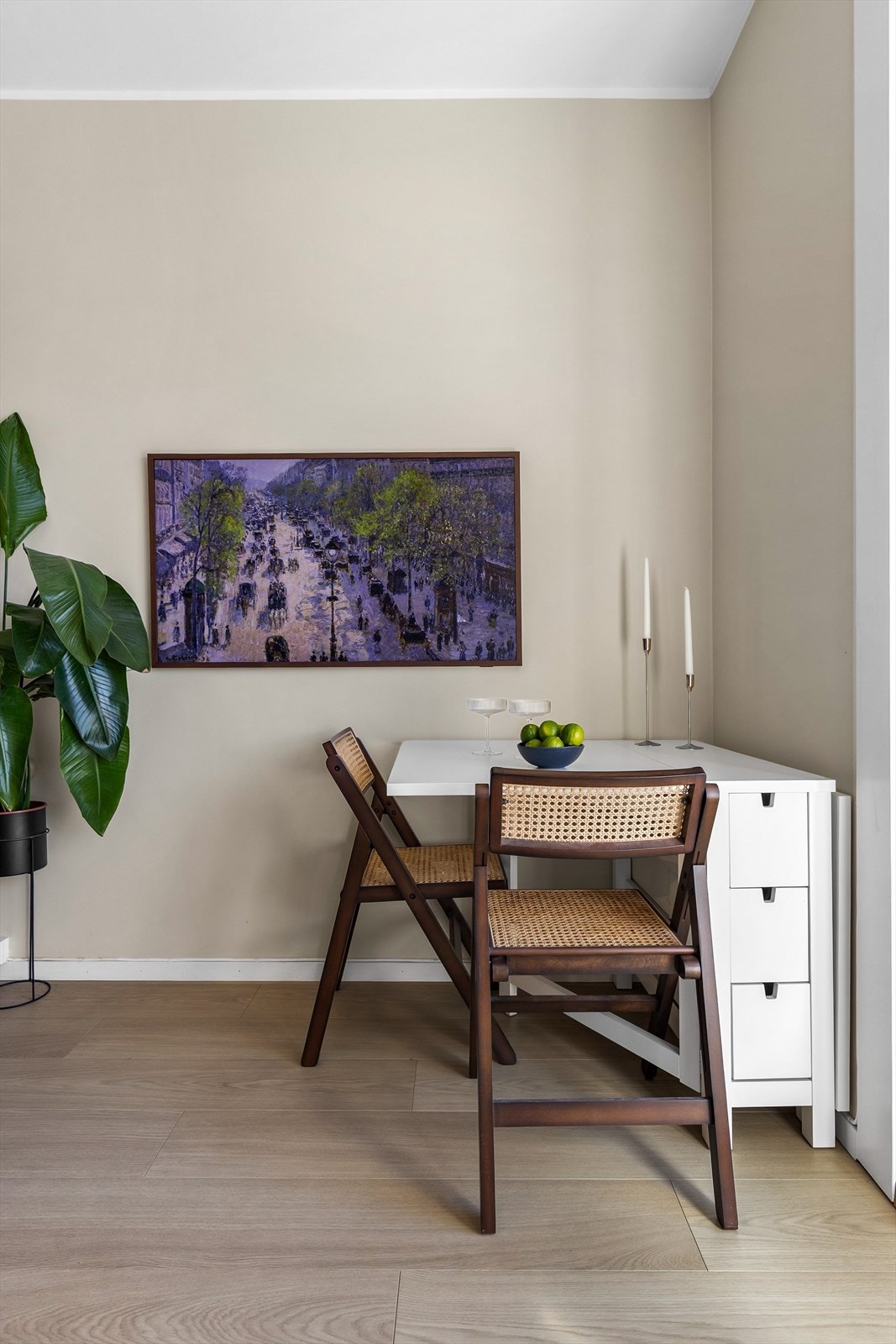 Her er det enkelt å innrede en egen sone for spiseplass i tilknytning til kjøkkenet. Varmtvann og fyring via radiatorer er inkludert i felleskostnadene. Galleribilde