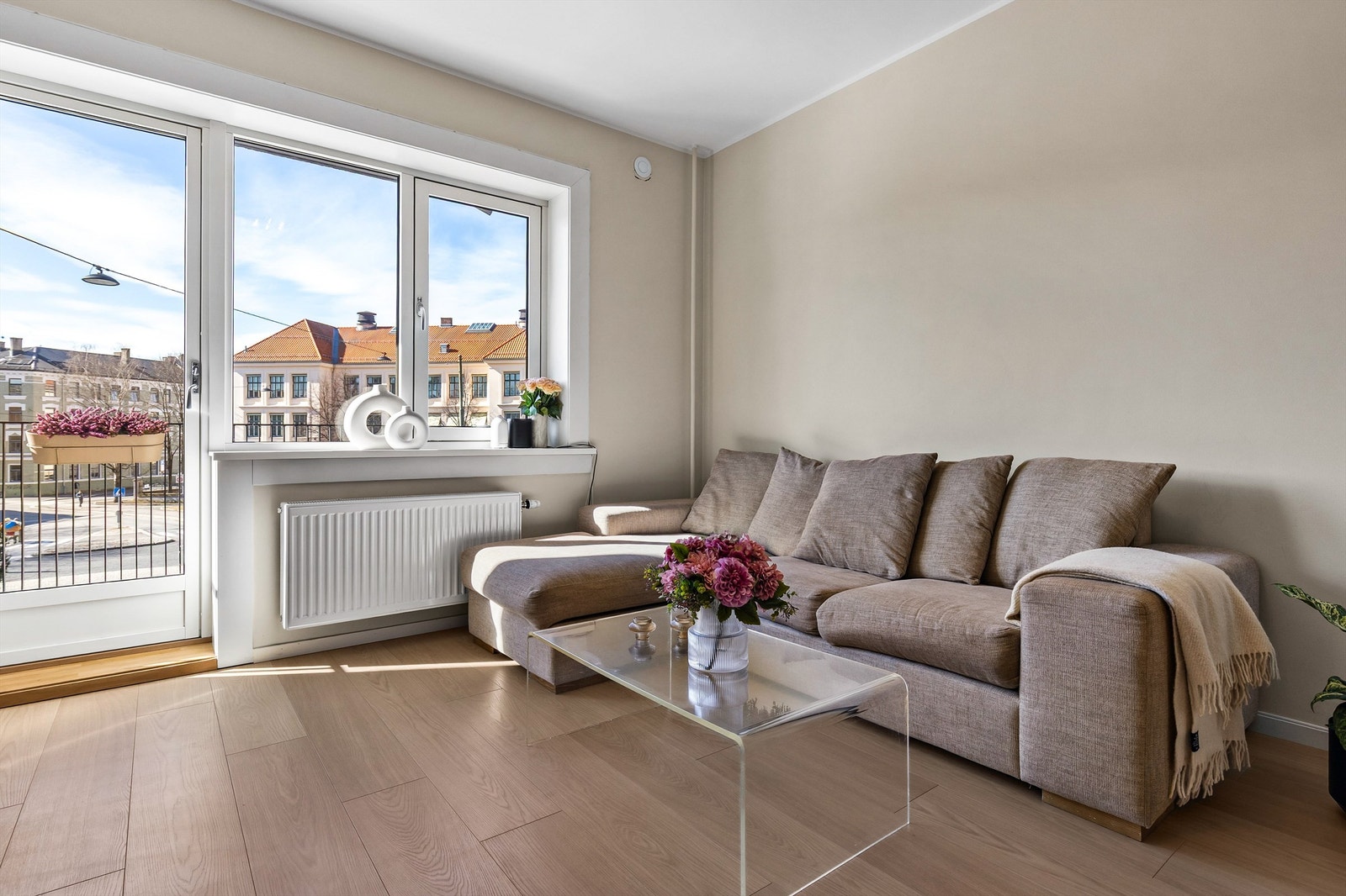 De store vindusflatene, med vinduer fra 2018 og balkongdør fra 2019, slipper inn rikelig med lys. Herfra er det utgang til en romslig balkong. Galleribilde