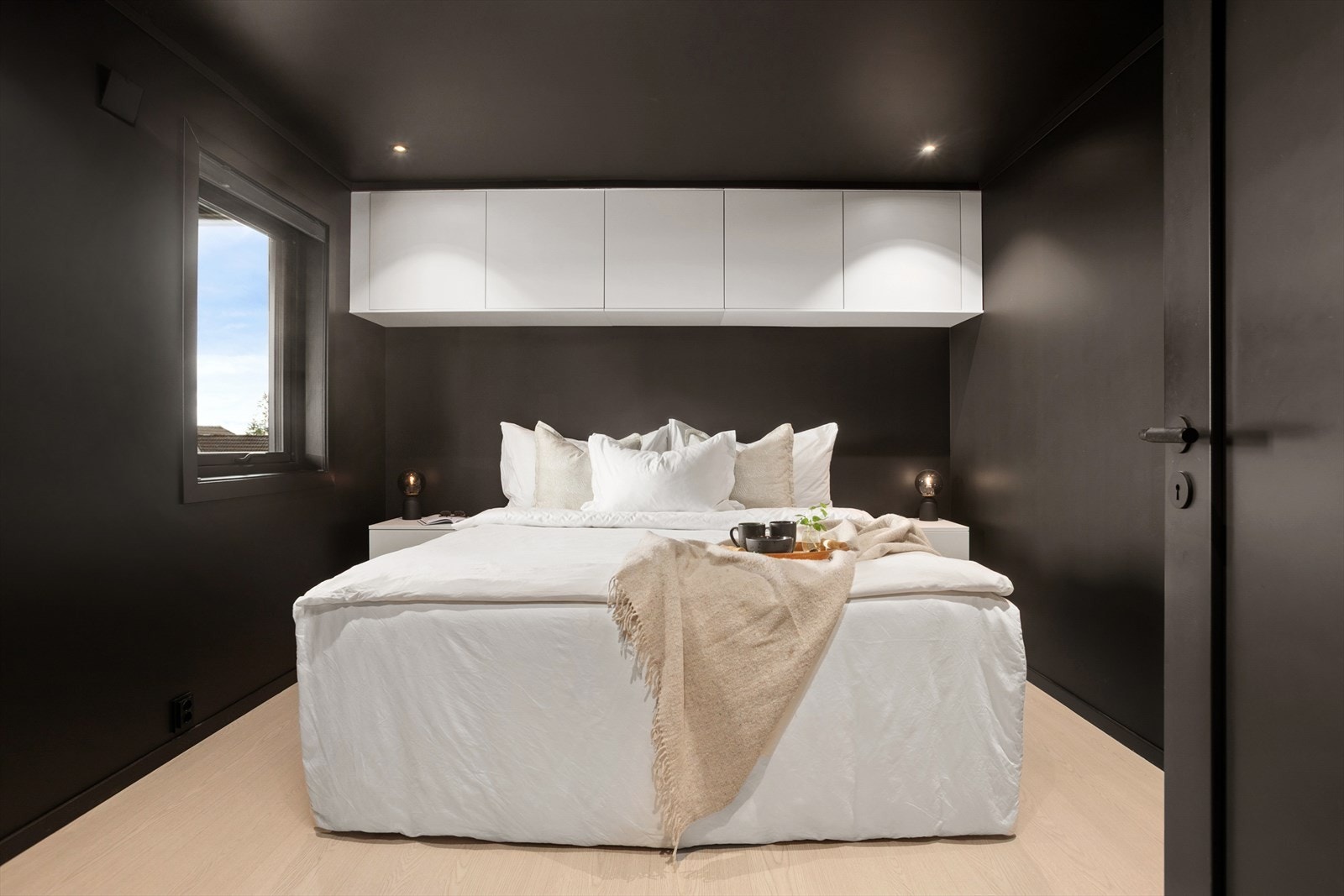 Hovedsoverom med varmefolie i gulv og downlights i tak Galleribilde