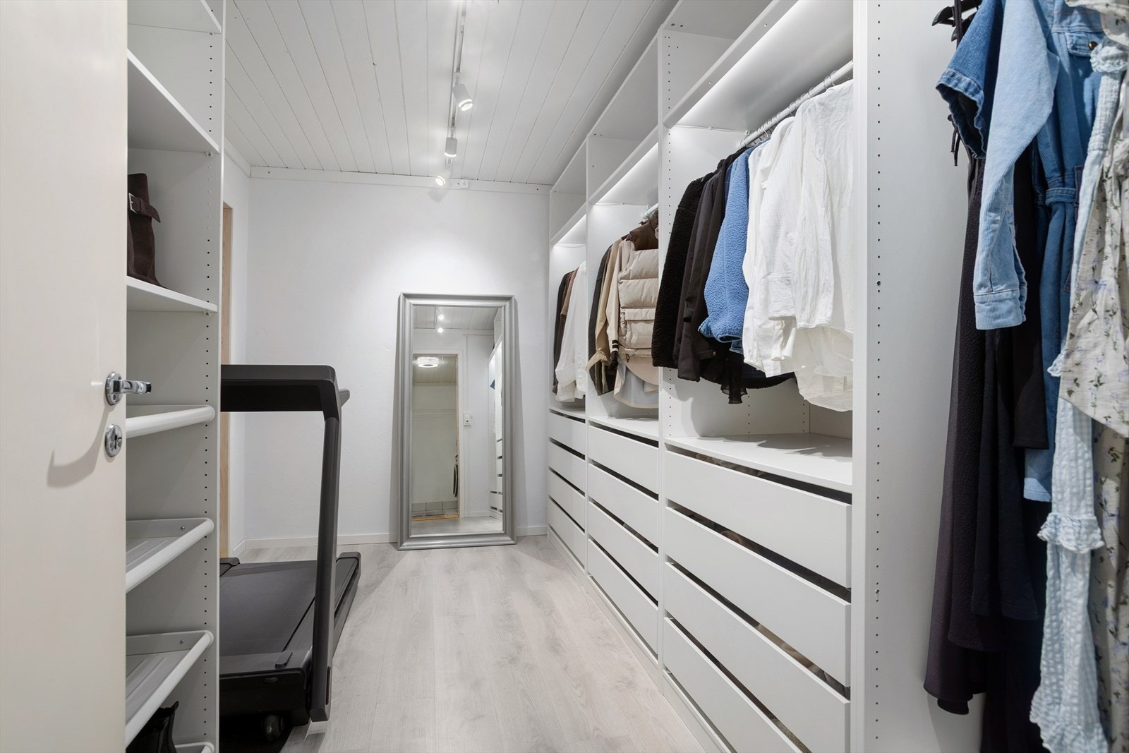Praktisk bod innredet som walk-in-closet med rikt med klesoppbevaring. Varmefolie i gulv. Ekstra bod innenfor garderoberom. Galleribilde