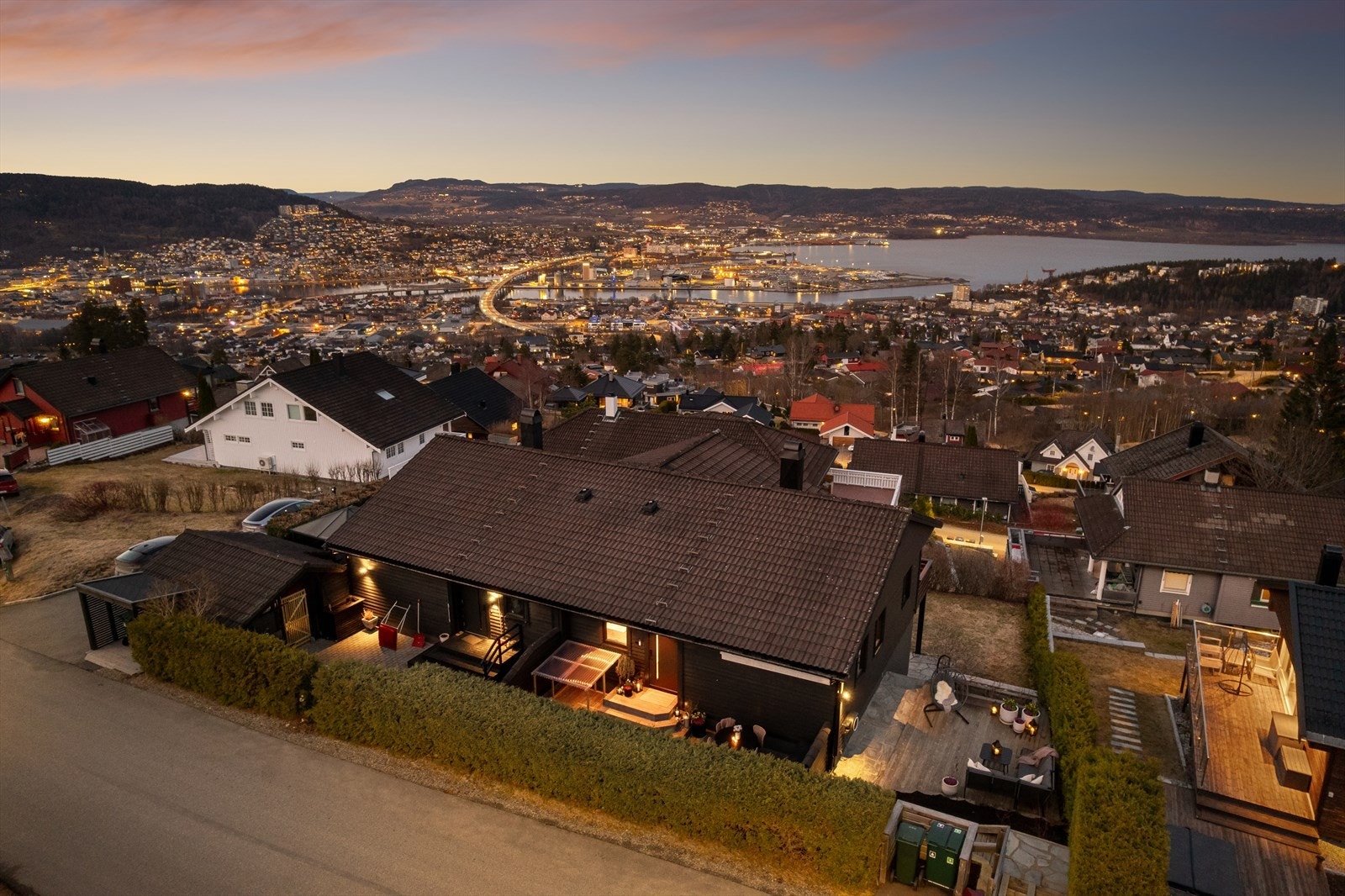 Eiendommen har sol fra tidlig morgen til ca 19:30 midtsommers Galleribilde