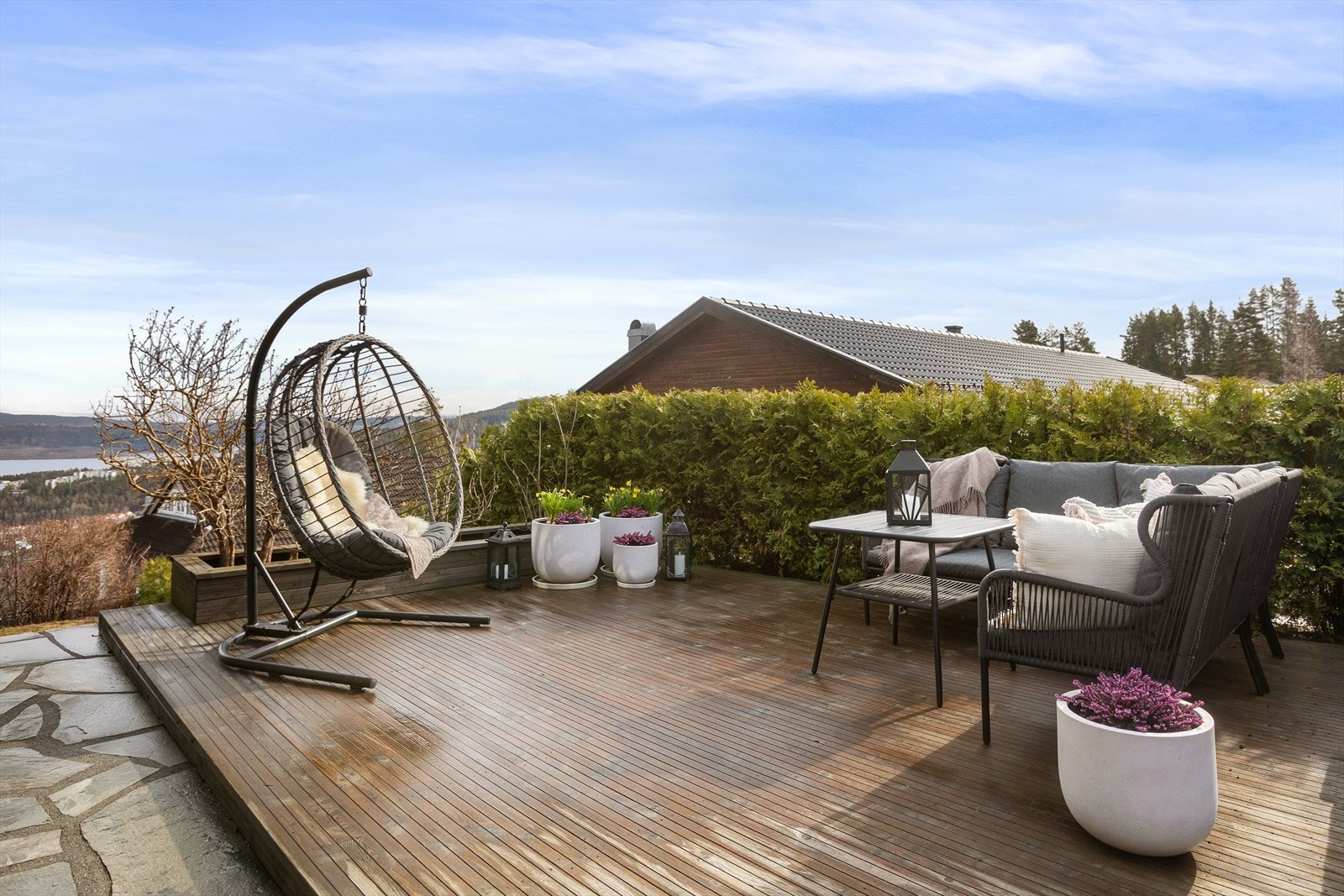 Terrasseområde på oversiden med god plass for utemøblement Galleribilde