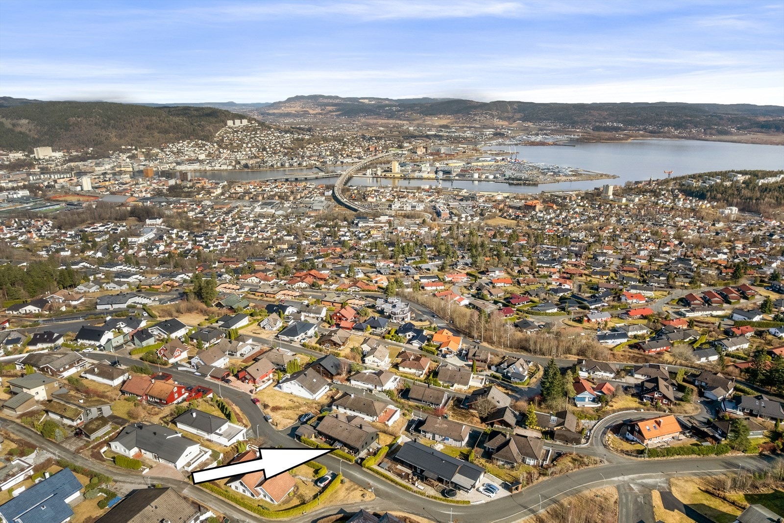 Boligen har en super beliggenhet, høyt og fritt på Austad Galleribilde