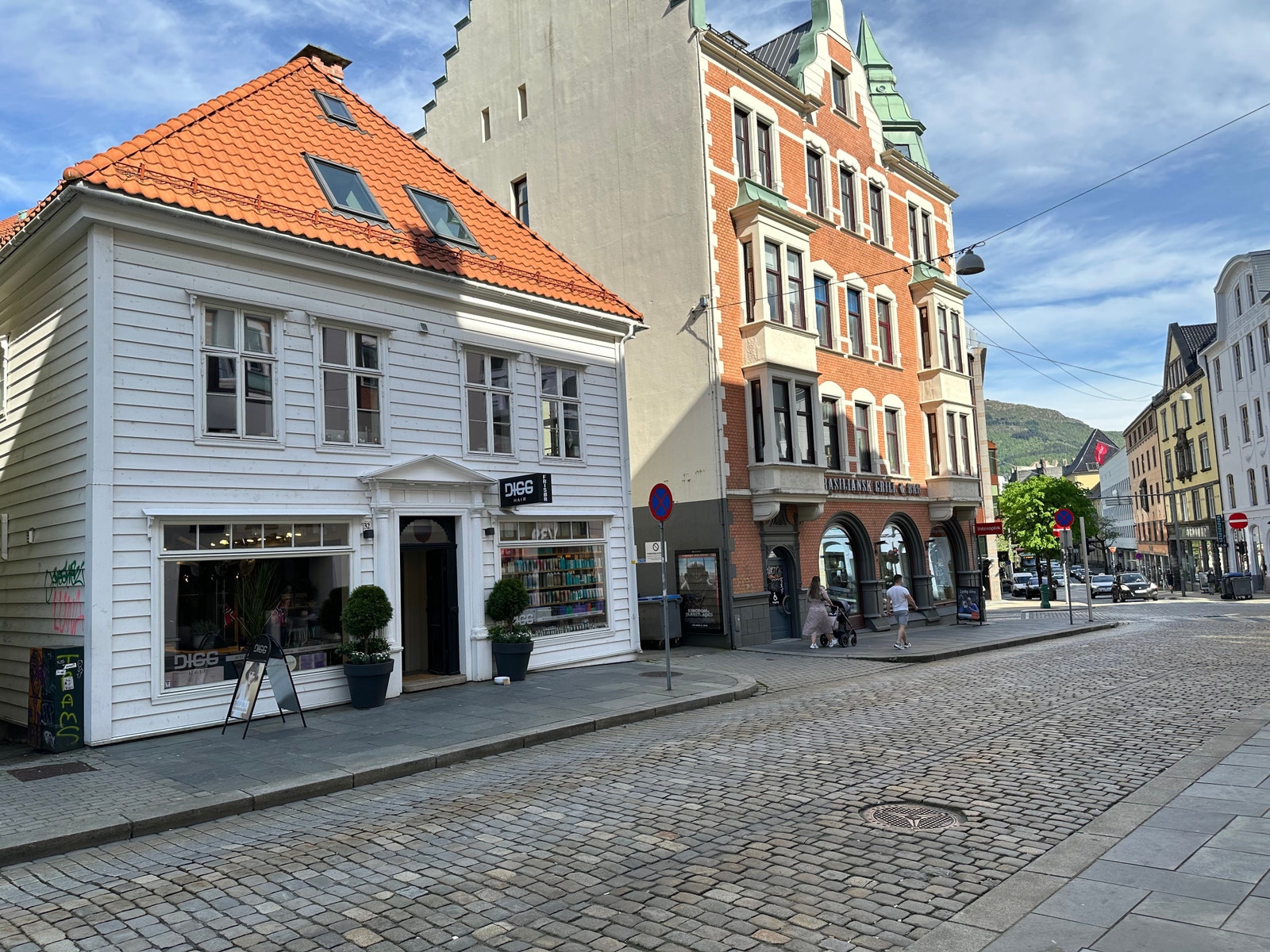 Velkommen til Vaskerelven 32, inngang til høyre av bygget. Galleribilde