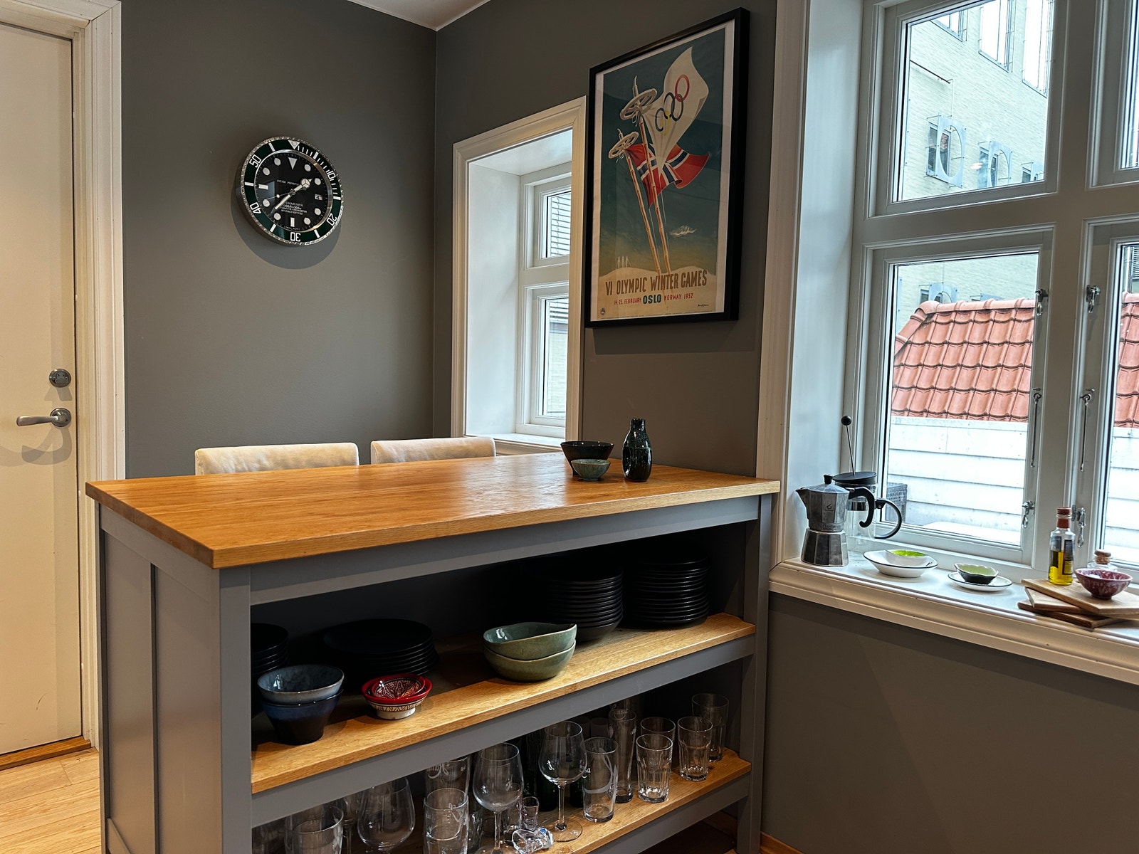Godt med dagslys og utsikt til takterrasse. Inngangsdør til venstre i bildet. Galleribilde
