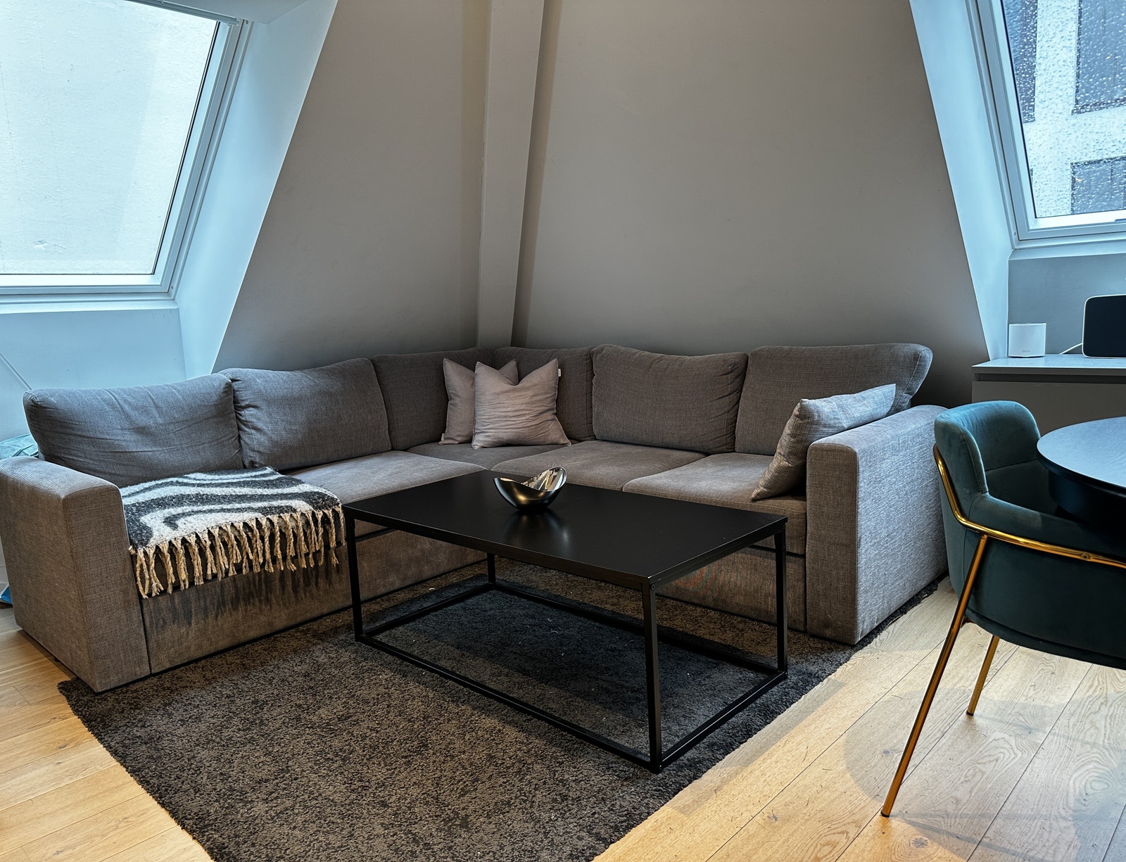 Romslig stue, med god plass til stor salong Galleribilde
