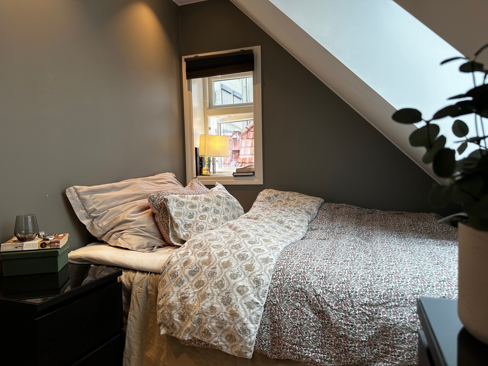 Plass til 140 - 150cm seng, kommode eller skrivebord Galleribilde