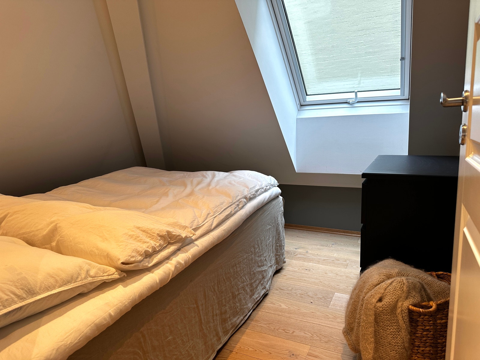Plass til 140 - 150cm seng, kommode eller skrivebord. Galleribilde
