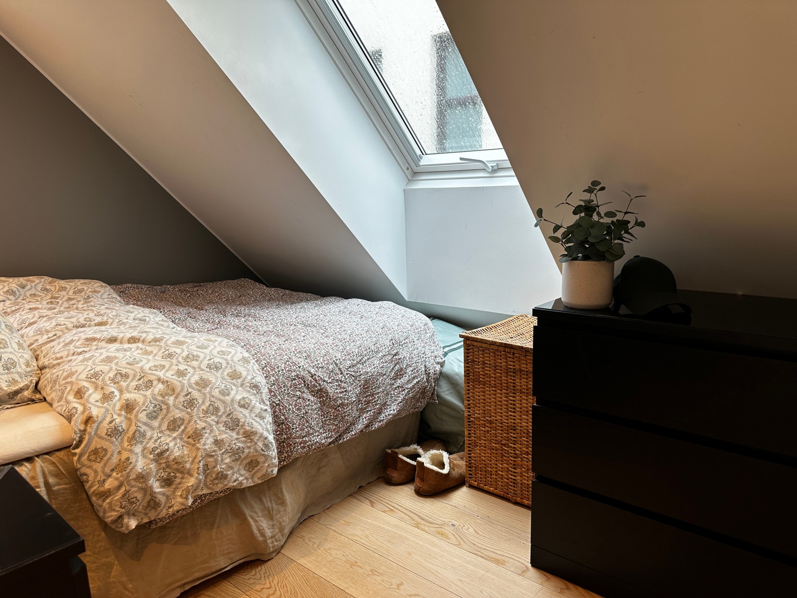 Plass til 140 - 150cm seng, kommode eller skrivebord Galleribilde