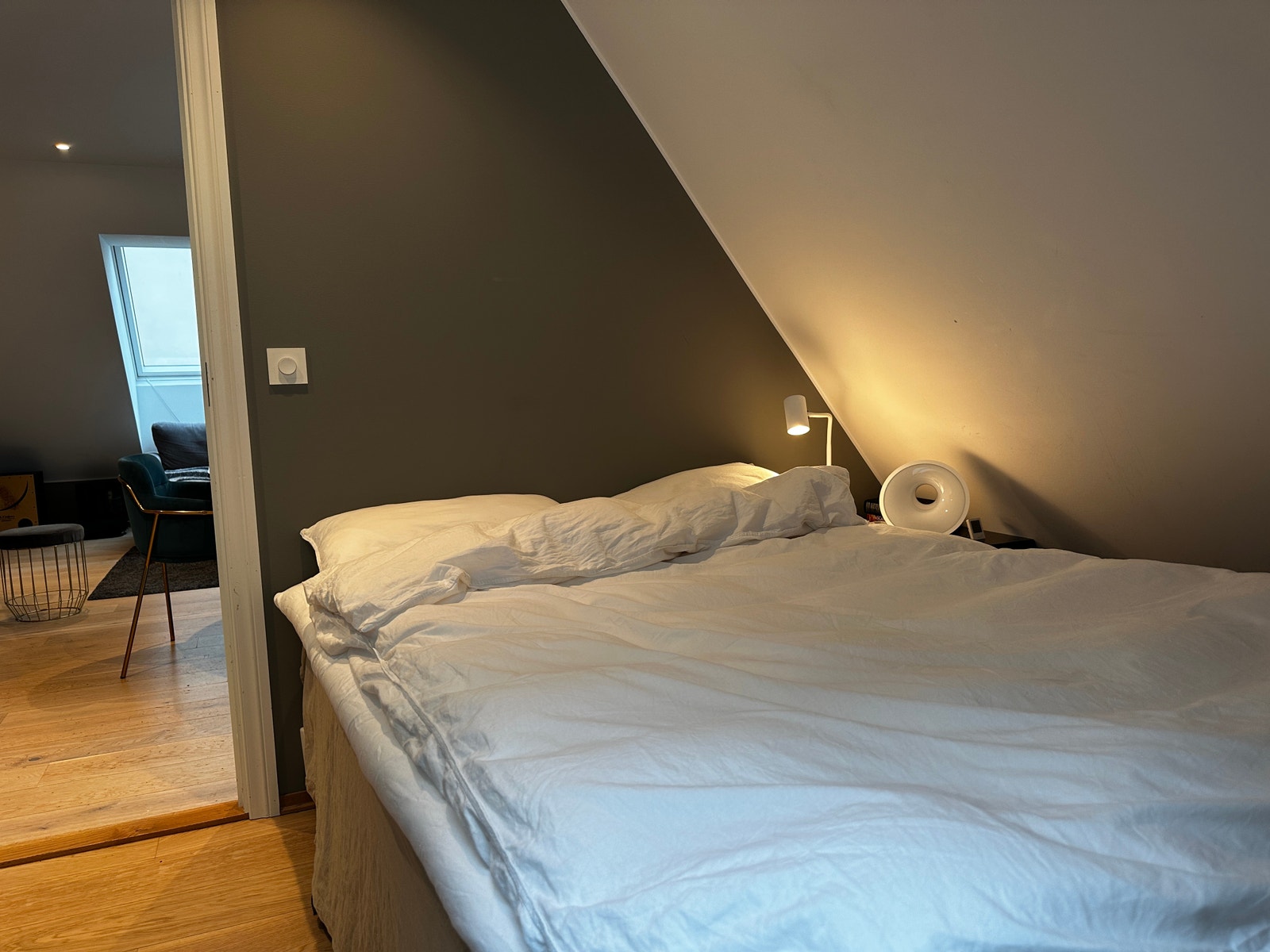 Plass til 140 - 150 cm seng, kommode eller skrivebord. Galleribilde