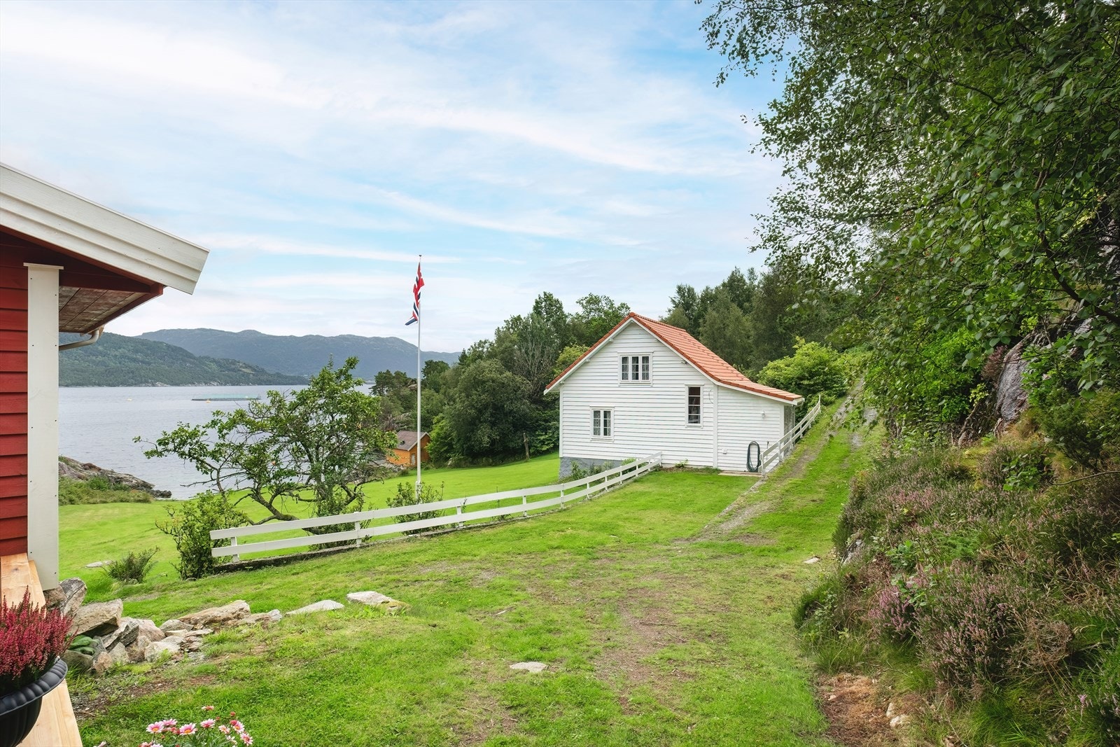 Småbruk med stor tomt på 184 dekar med fulldyrket jord, innmarksbeite og produktiv skog. Galleribilde