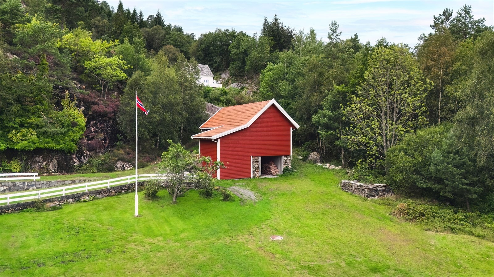 Eiendommen består av våningshus, carport, naust og låve fra 2024(opprinnelig grunnmur fra 1840/1900) Galleribilde
