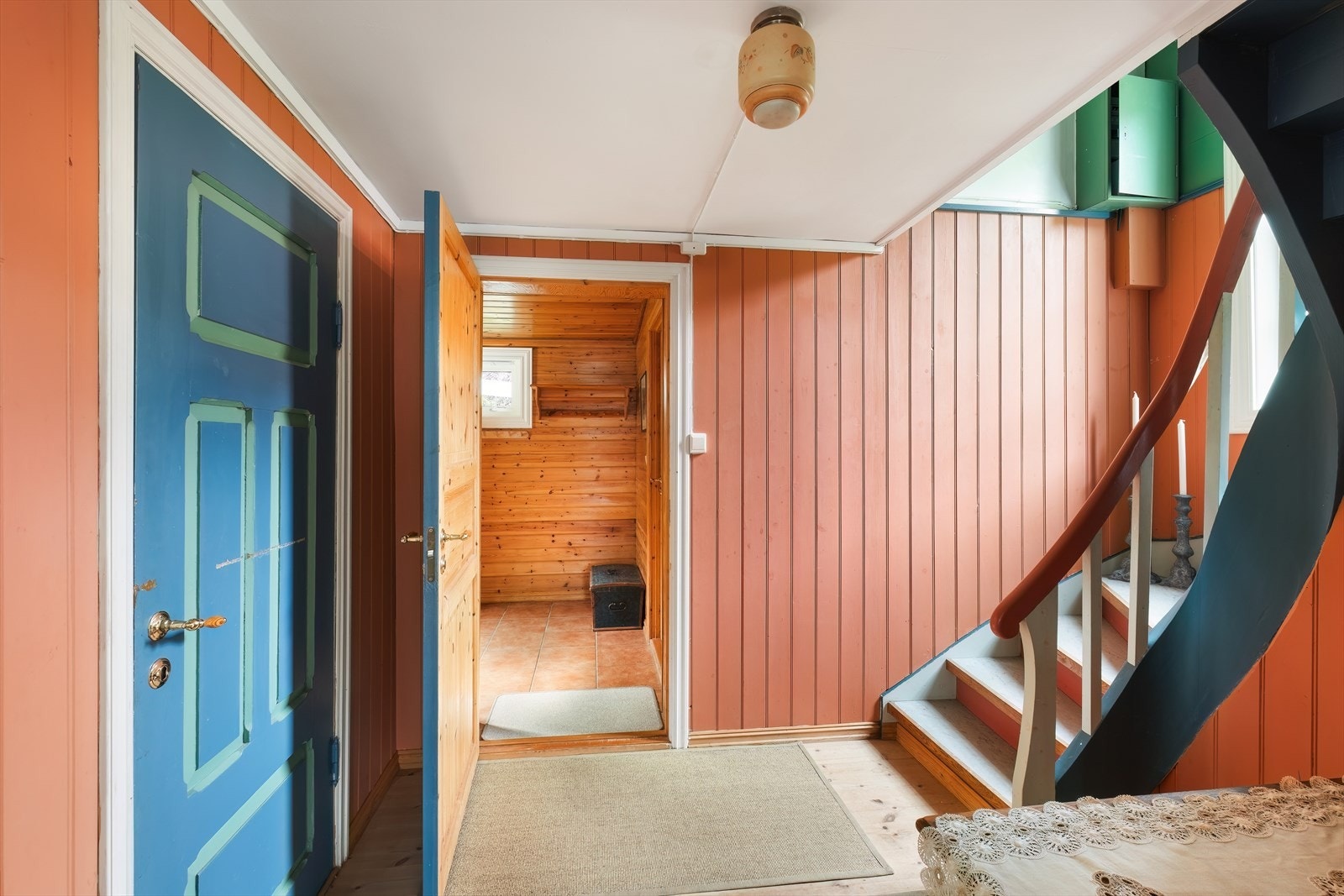 Hall med trapp opp til 2. etasje Galleribilde