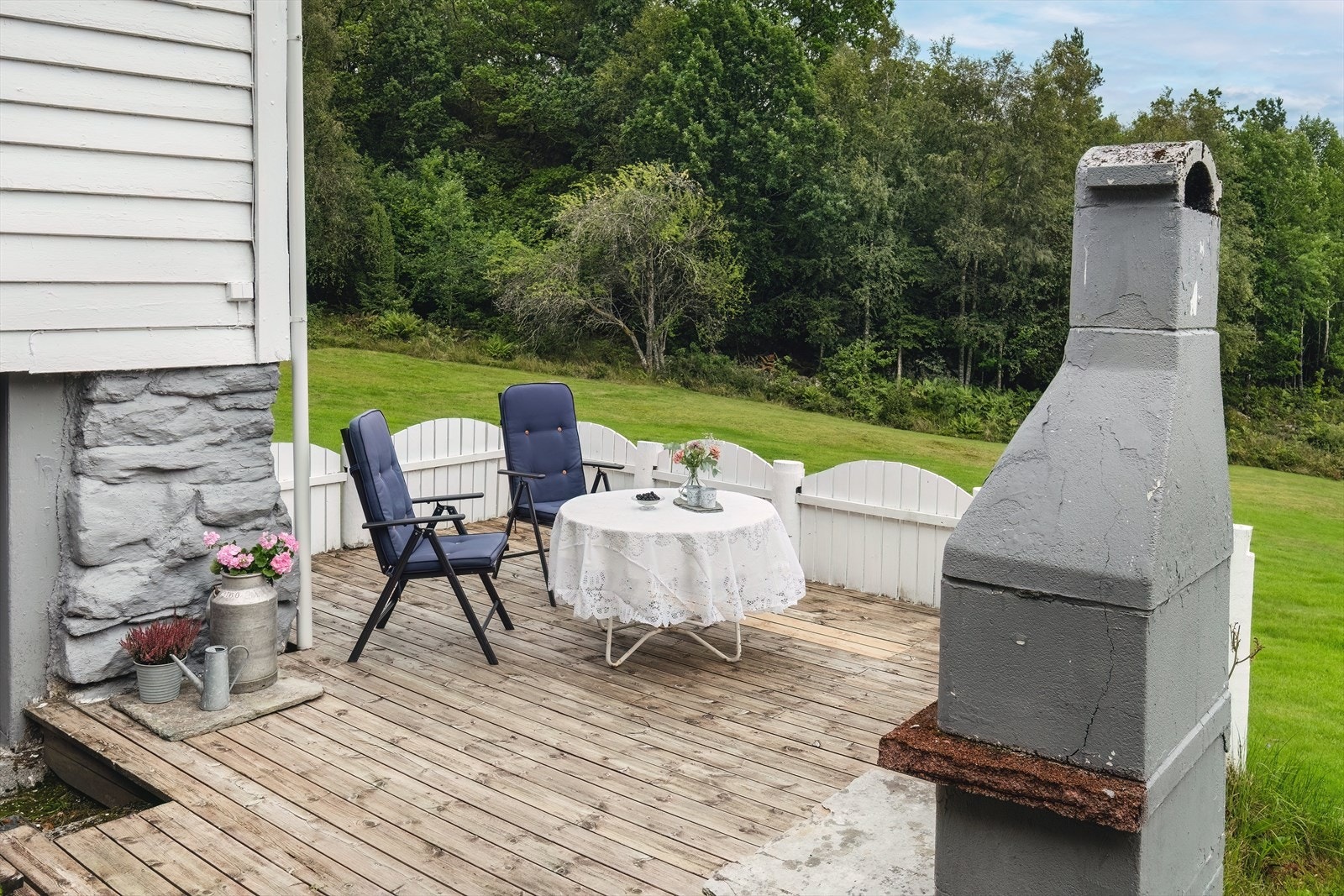Sørvendt terrasse med gode solforhold Galleribilde