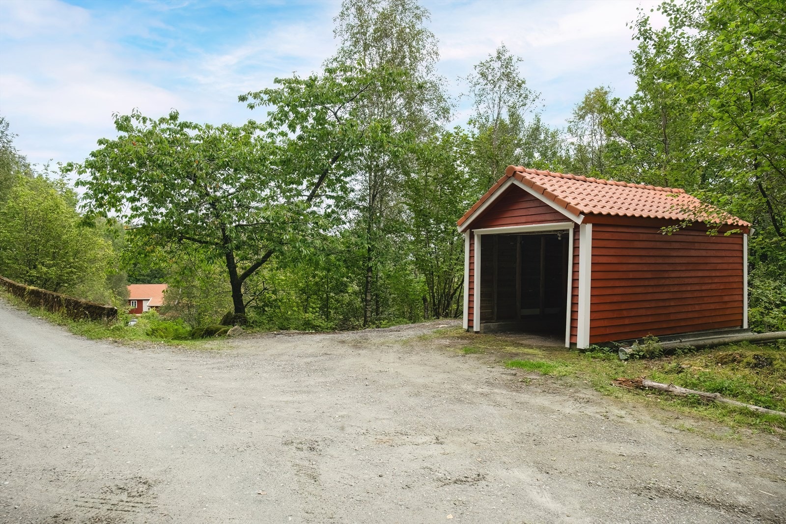 Gode parkeringsmuligheter i carport og på egen tomt Galleribilde