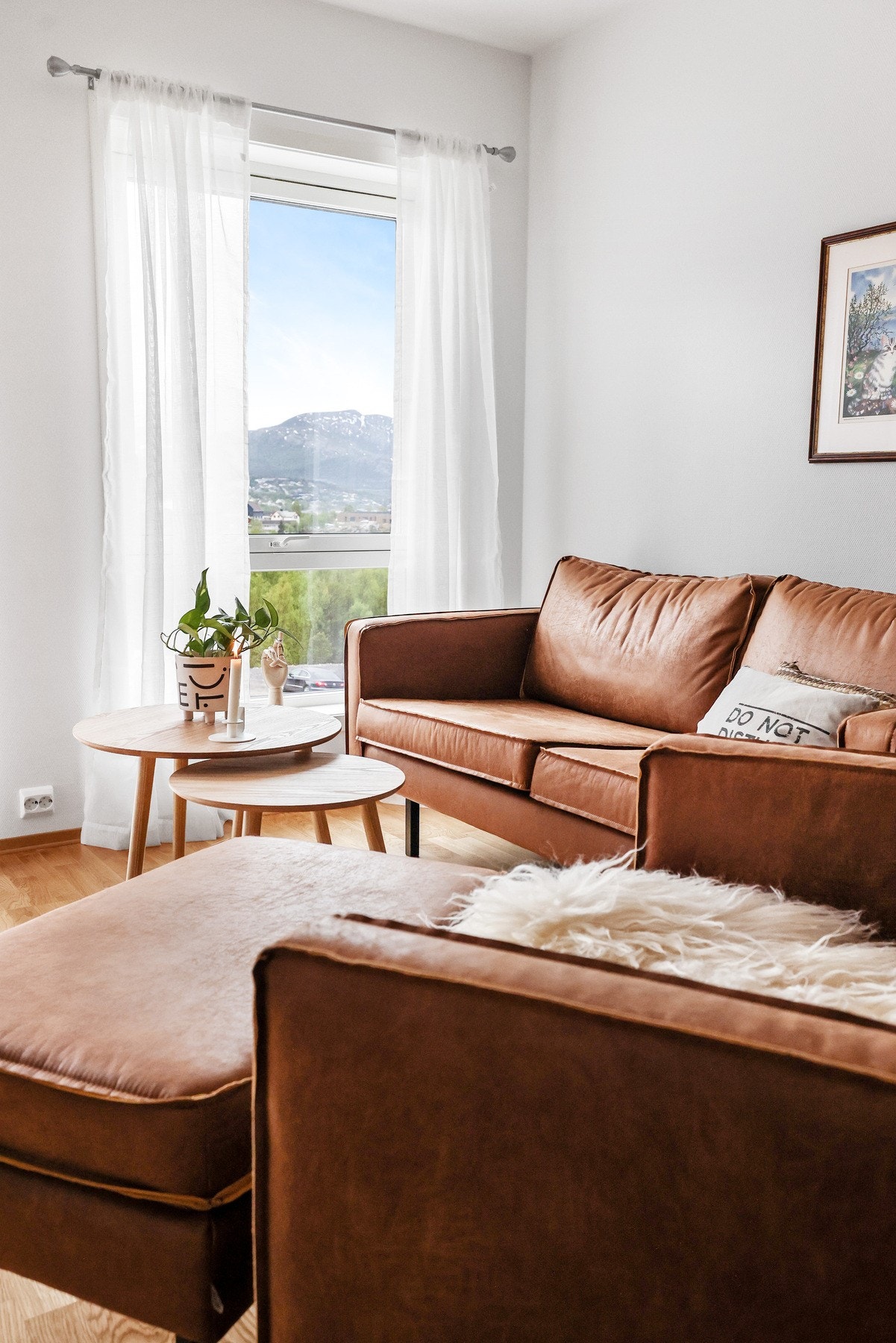 Det er store vindusflater som gir rikelig med naturlig lysinnslipp. Galleribilde