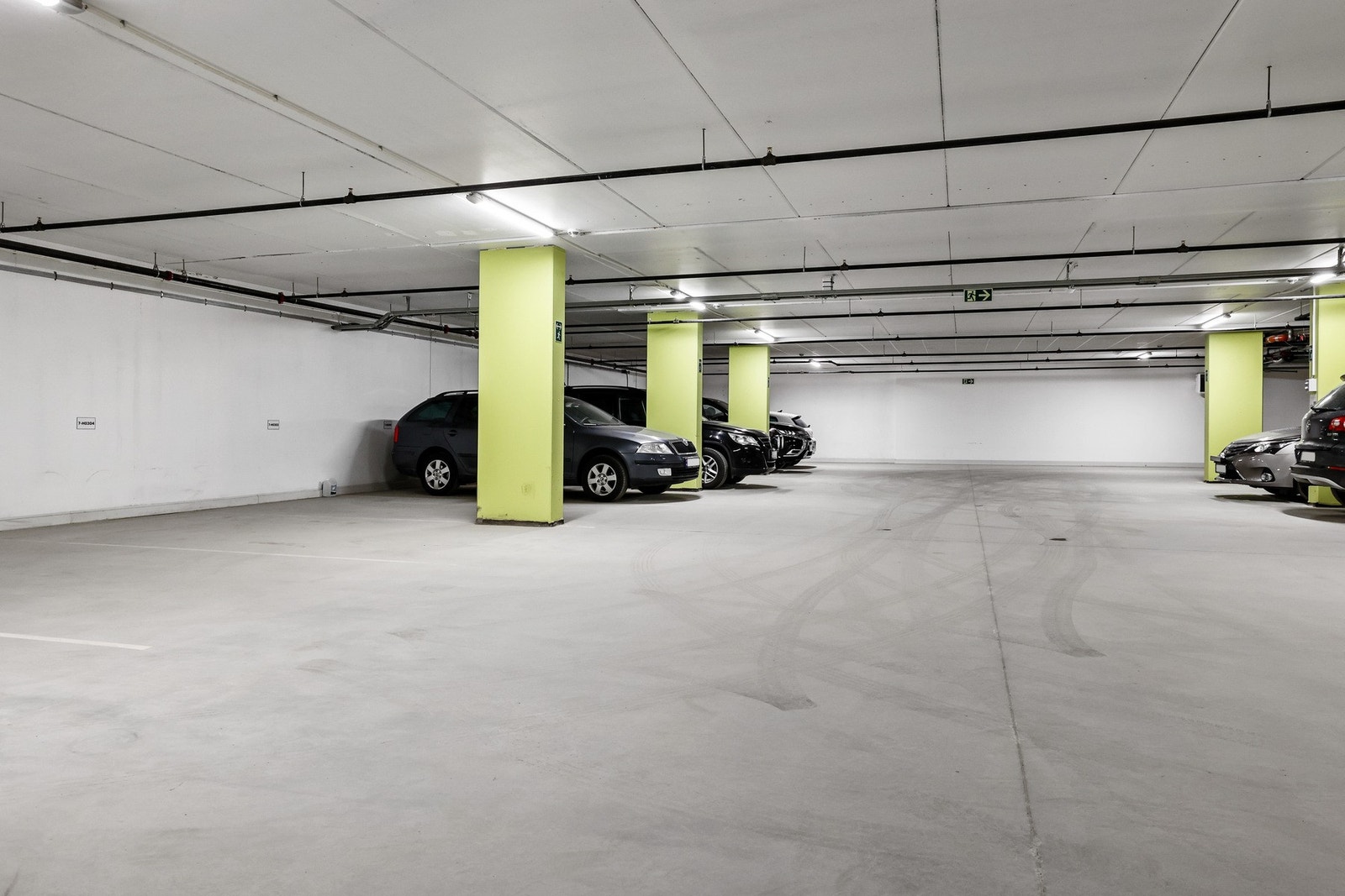 Med leiligheten følger en fast parkeringsplass i oppvarmet garasjeanlegg med mulighet for elbillading. Galleribilde