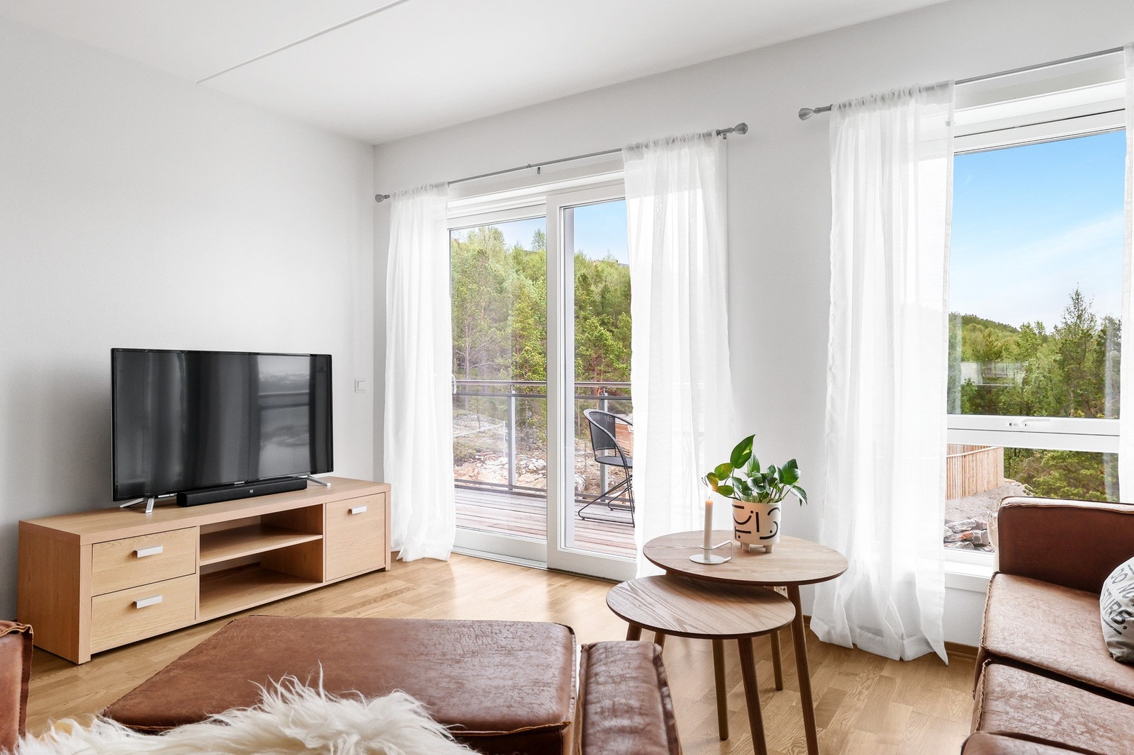 Fra stua kan du gå ut på vestvendt balkong på 10 kvm. Galleribilde