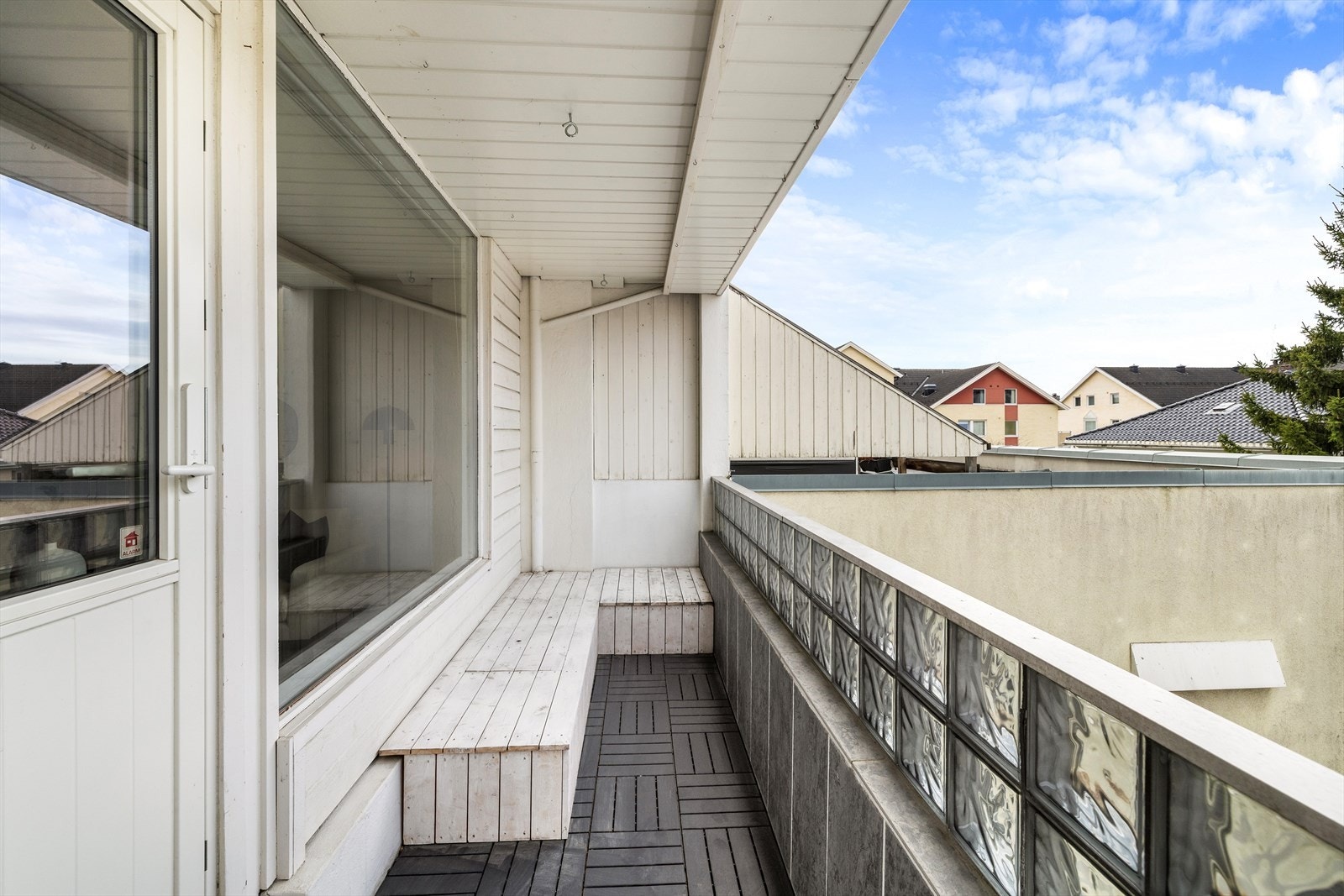 Fra stuen er det utgang til en vestvendt balkong på ca. 7 m². Galleribilde