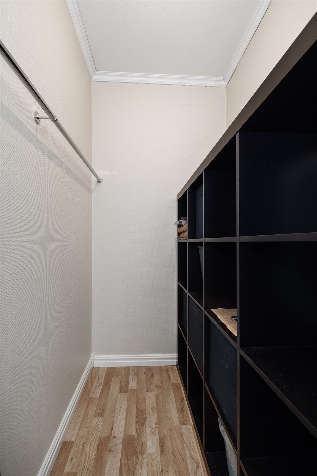 Den interne boden gir praktisk og lett tilgjengelig lagringsplass. Galleribilde