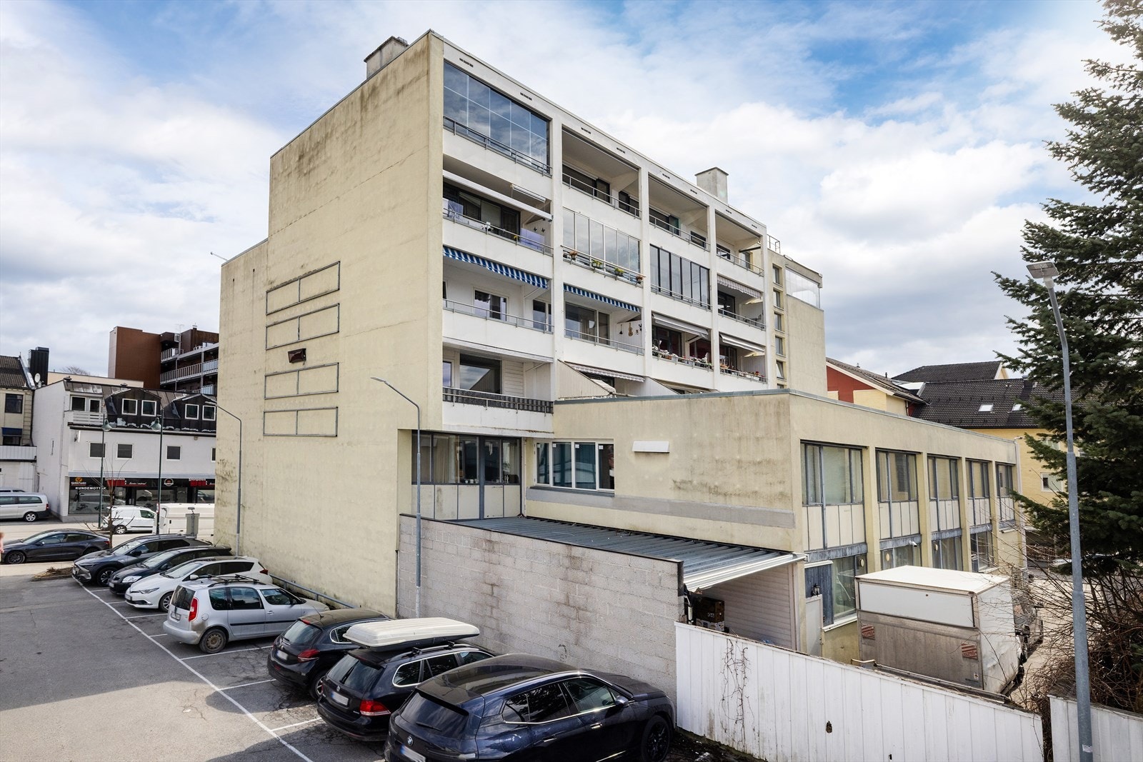Bygget er fra 1958 og har heis, med ferdigattest for heisen gitt i 2021. Galleribilde
