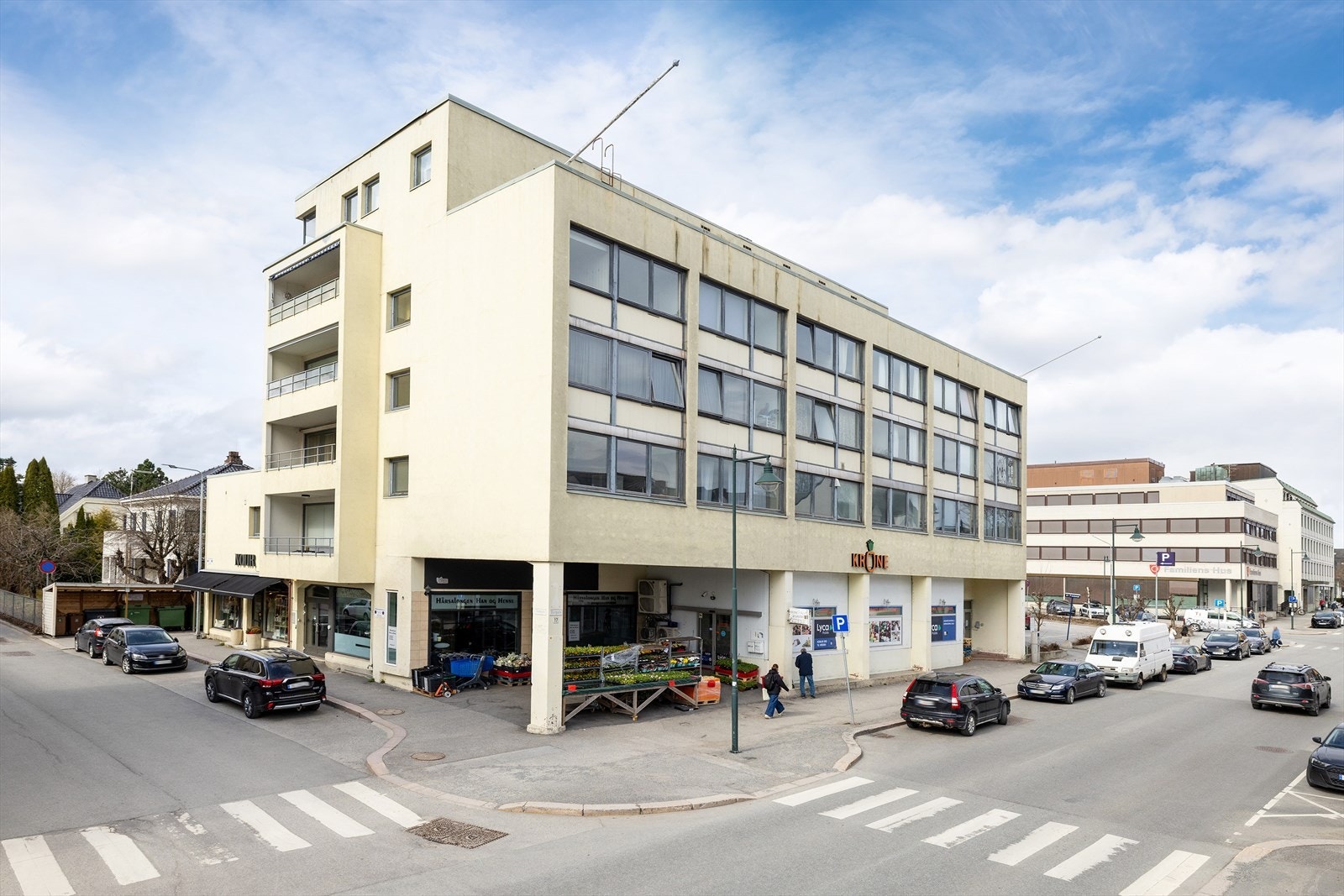 Eiendommen ligger sentralt på Sydsiden, med gangavstand til butikker som Meny og Rema 1000 på Kuben Senter. Galleribilde