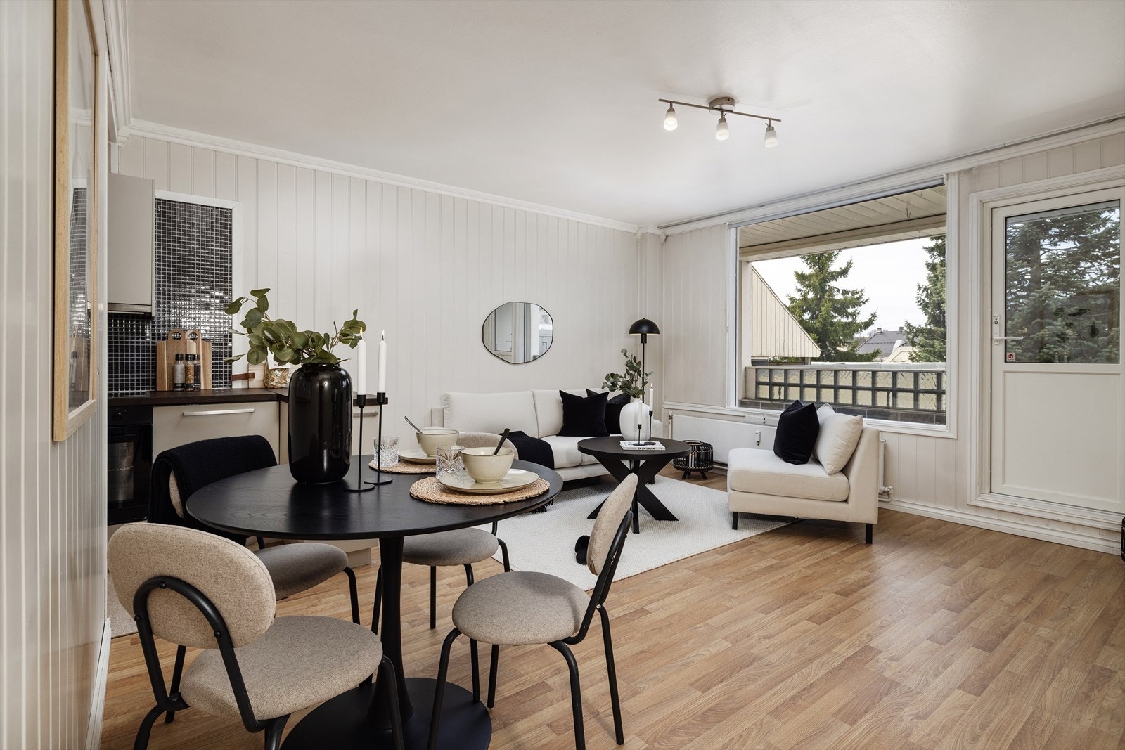 Kjøkkeninnredningen har en solid benkeplate i heltre og flislagt bakvegg over benken. Galleribilde
