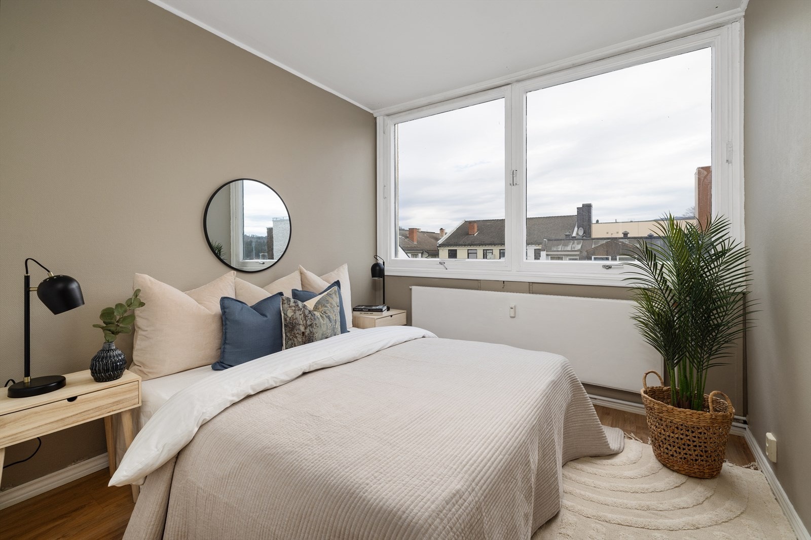 Vinduene i leiligheten er trevinduer med 2-lags isolerglass. Galleribilde