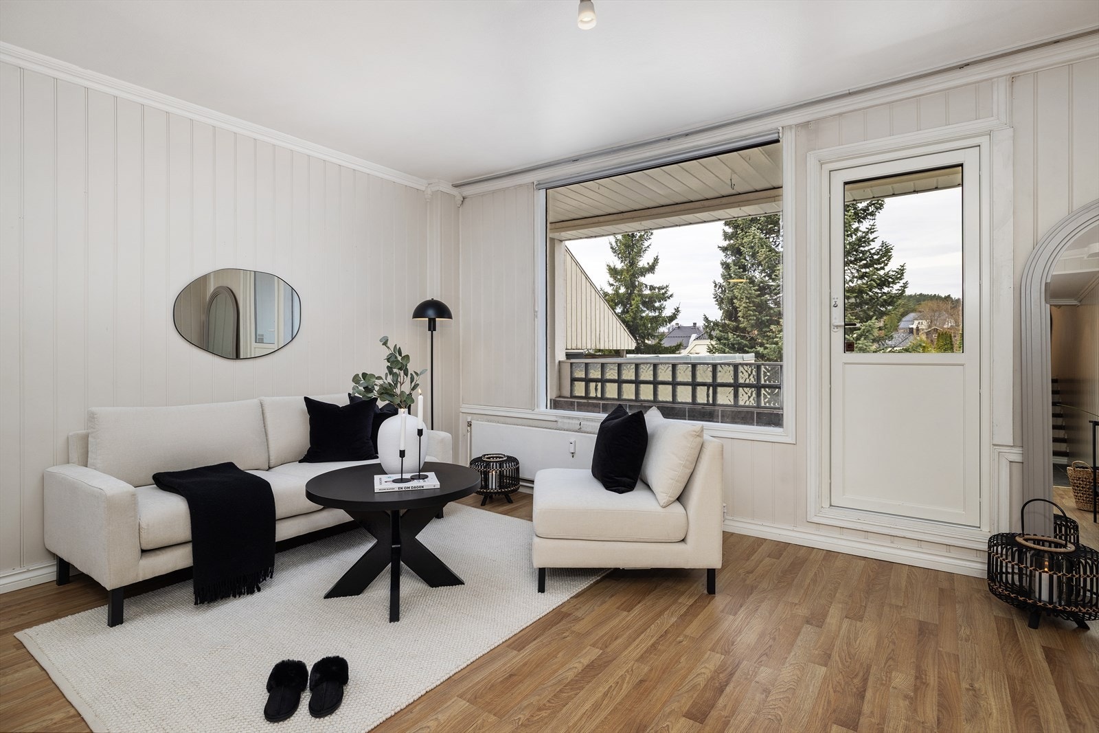 Terrassedøren med 2-lags isolerglass er fra 2017 og gir direkte adkomst til uteplassen. Galleribilde