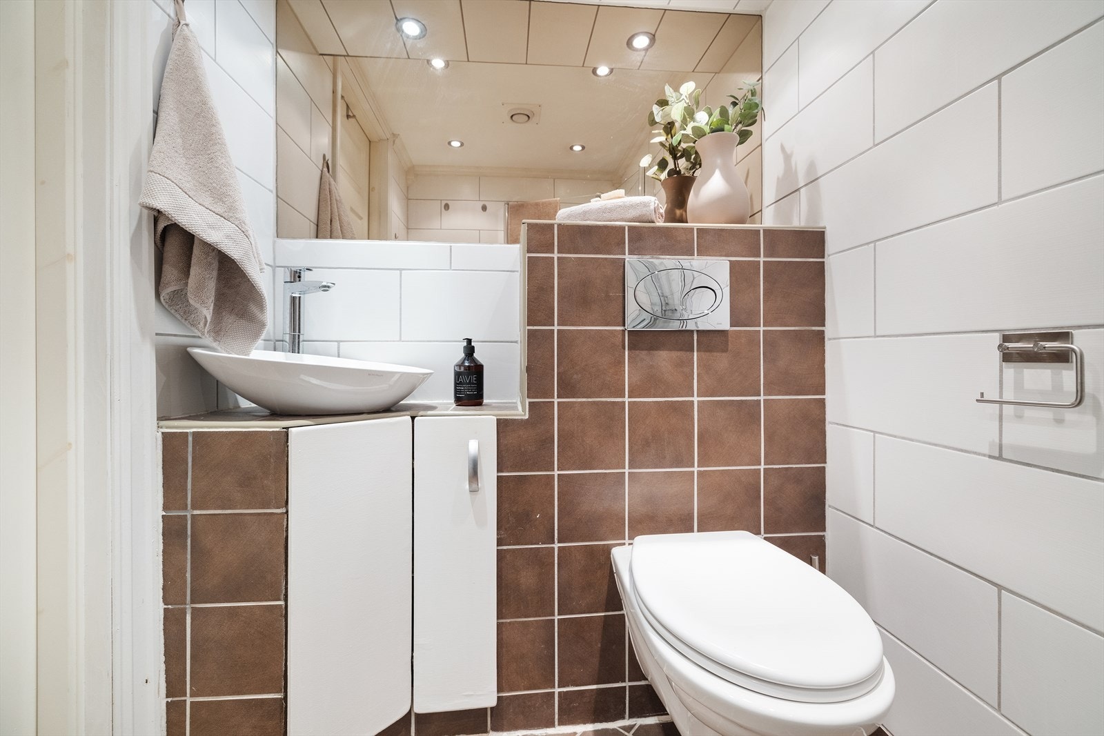 Badet ble oppgradert i 2008 og har elektrisk gulvvarme for økt komfort. Galleribilde