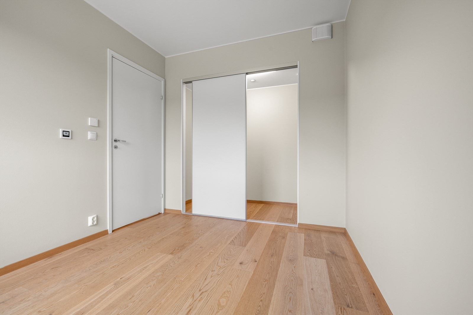 Soverom 2 har en tilknyttet bod/walk-in-closet for effektiv oppbevaring. Galleribilde