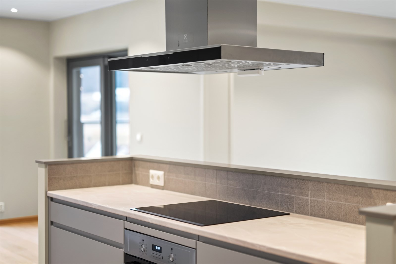 Kokesonen er utstyrt med induksjonstopp og en fritthengende ventilator i børstet stål fra Electrolux. Galleribilde