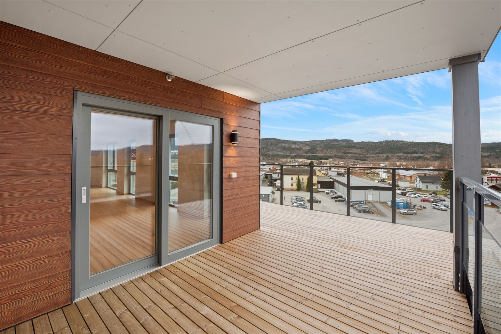 Skyvedør i glass gir en sømløs overgang mellom stue og balkong. Galleribilde