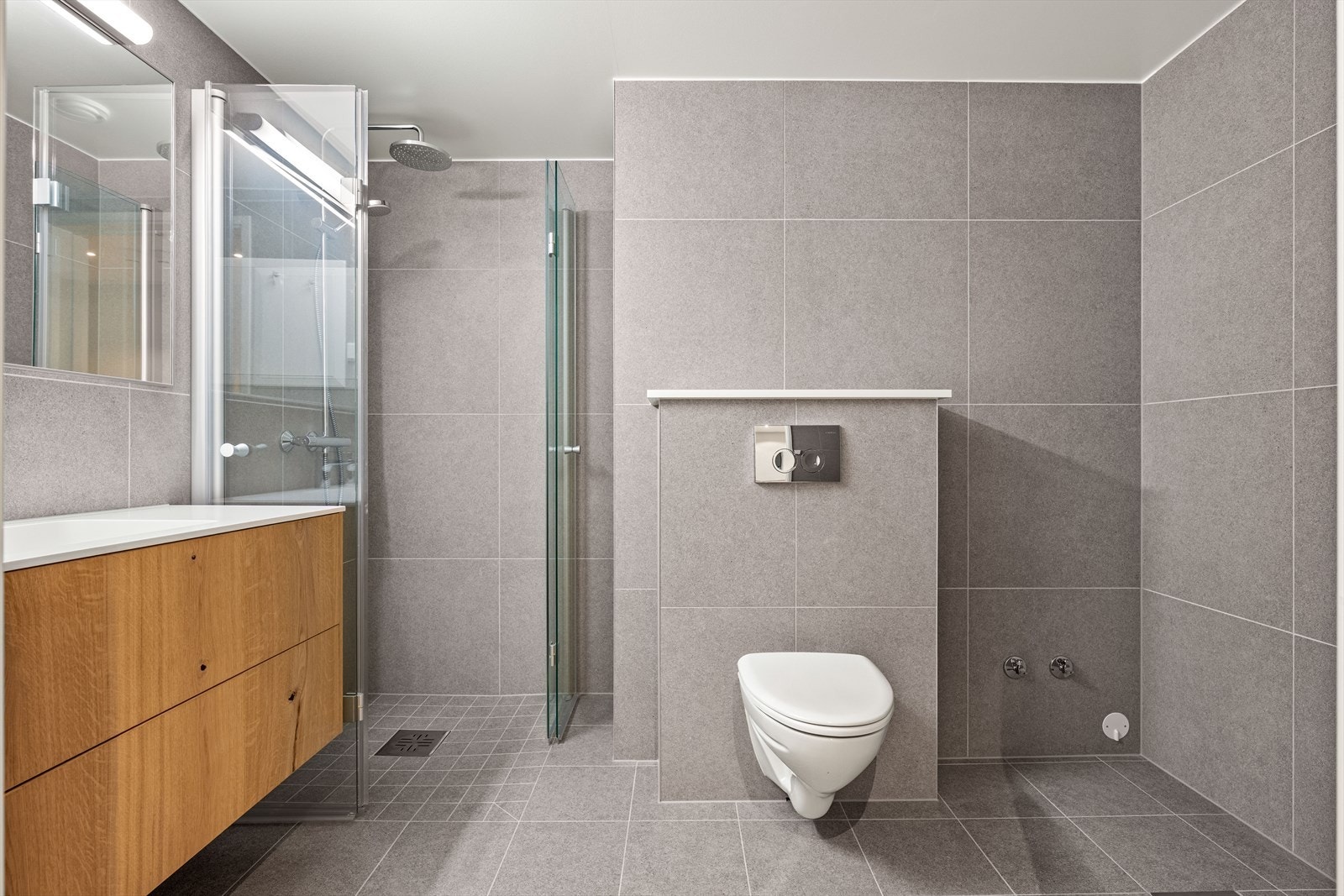 Det andre badet har en moderne innredning i eik, downlights i taket og varme i gulvet. Galleribilde