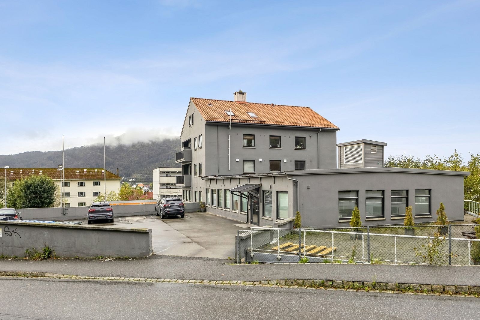 Velkommen til Landåslien 2! gjesteparkering på fremsiden, Rema 1000 i 1.etasje og felles terasse. Galleribilde