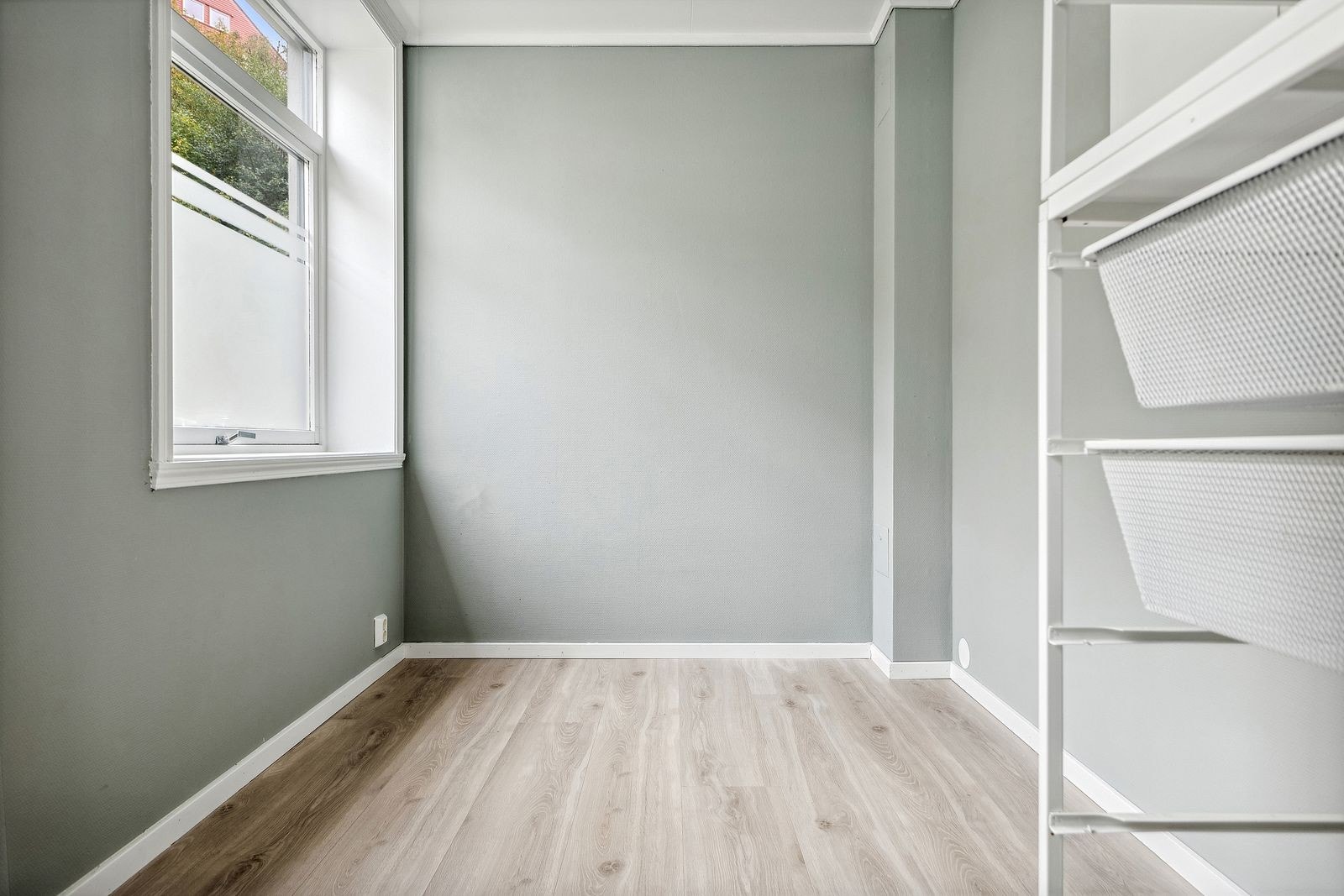 Soverom med plass til dobbeltseng, følger med en liten garderobe løsning. Galleribilde