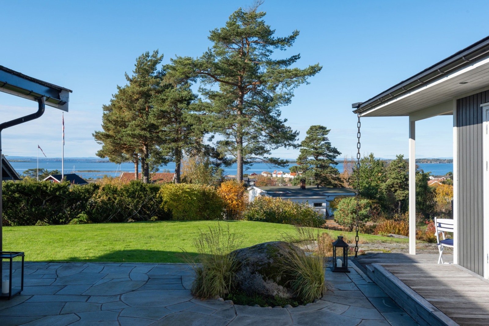Fra eiendommen er det utsikt mot de hvite sjøbodene på Saltholmen og ytre Oslofjord Galleribilde