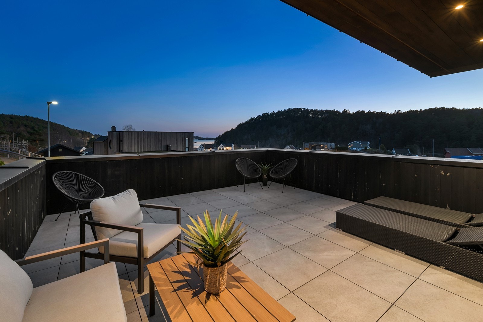 Stor terrasse med svært gode solforhold og utiskt! Galleribilde