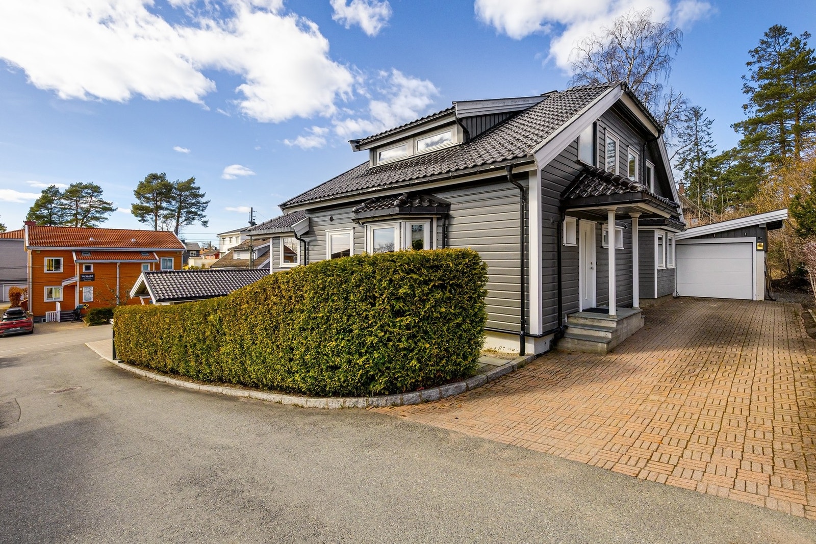 Eiendommen har to garasjer samt flere oppstillingsplasser på egen gårdsplass. Garasjene er isolerte og med varme. Galleribilde