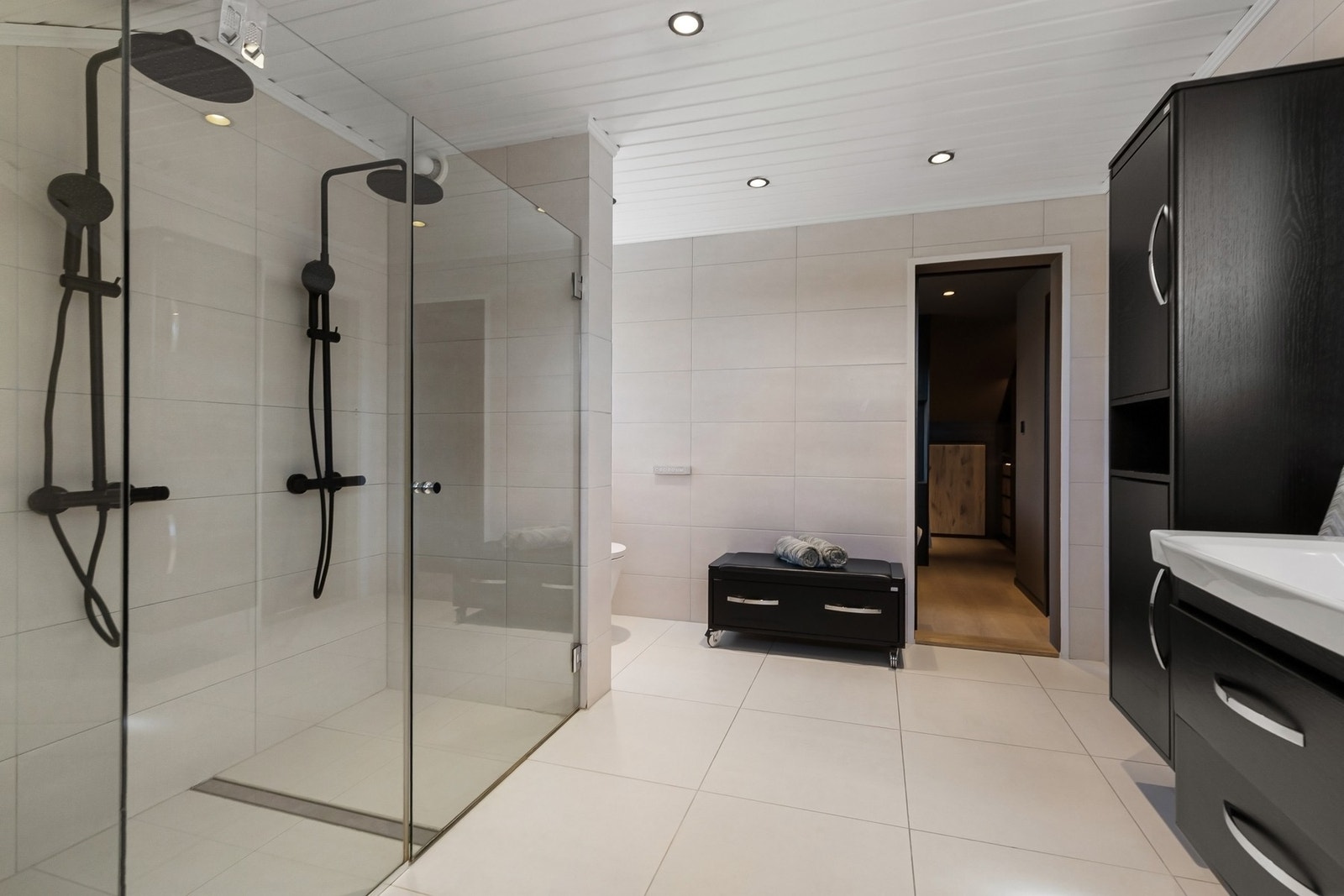 Fra hovedsoverommet er det også etablert direkte adkomst til badet via en speilbelagt skyvedør. Galleribilde